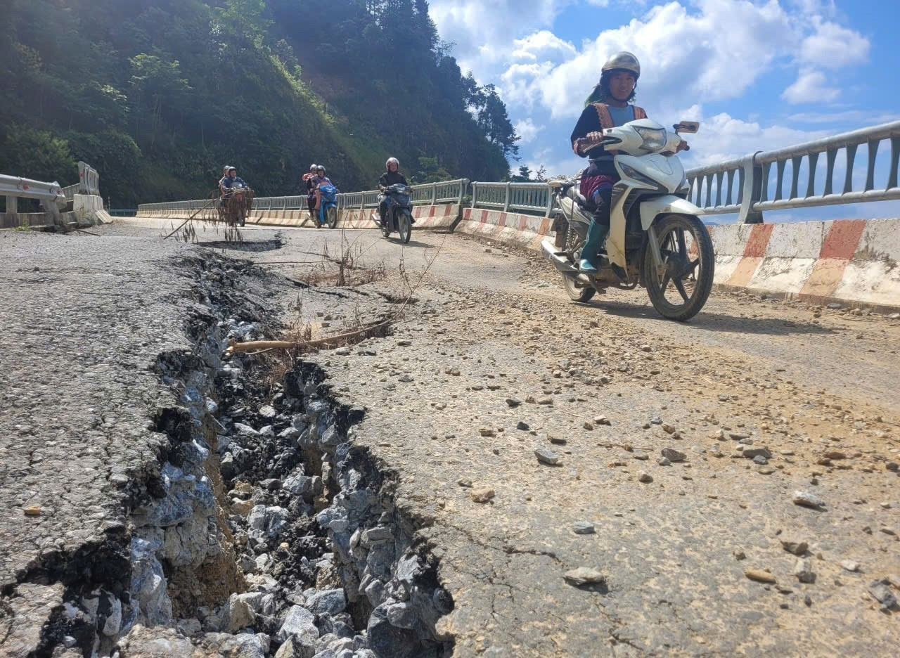 Người dân Tủa Sín Chải liều mình băng qua cầu cạn nứt gãy.