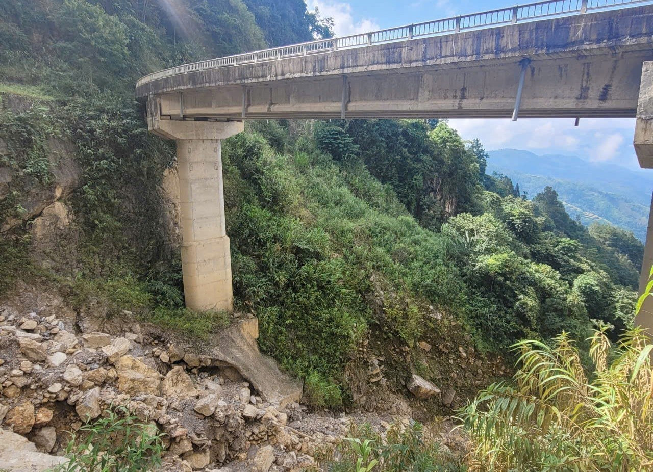 Chân cầu đã bị xói mòn, trơ móng.