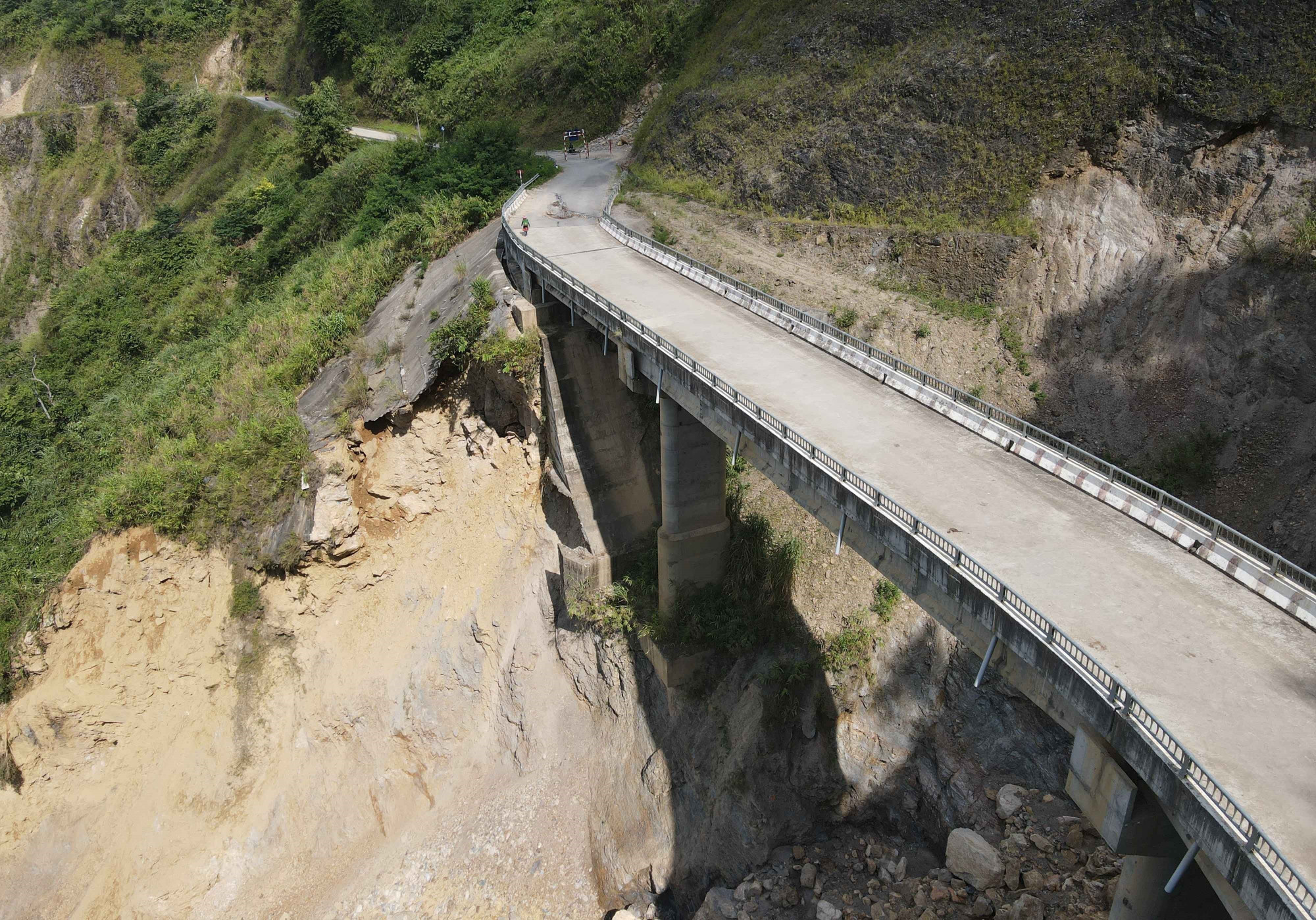 Vệt sạt lở lớn để lộ chân cầu trơ ra.