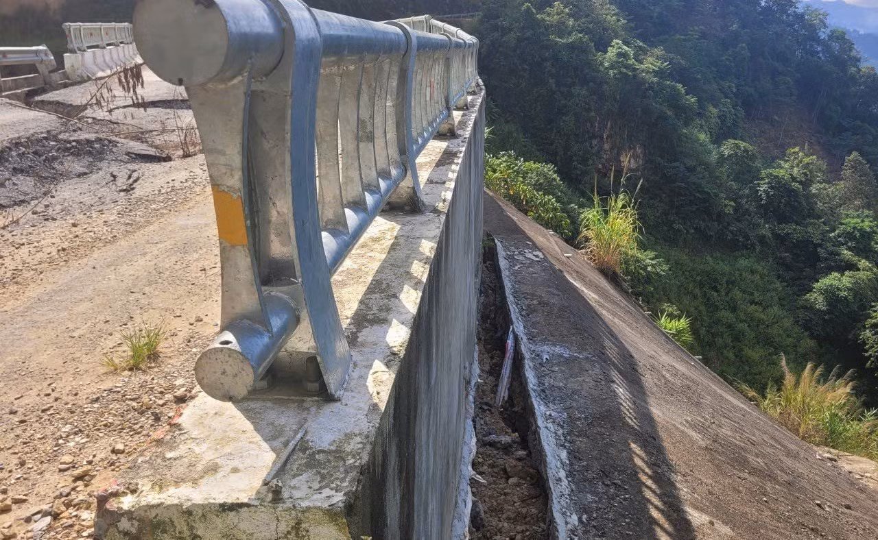 Nhiều mối cầu đã hở khe lớn, vết nứt xuất hiện dài ở cầu cạn tại Km10 + 300 trên tuyến ĐT 128.