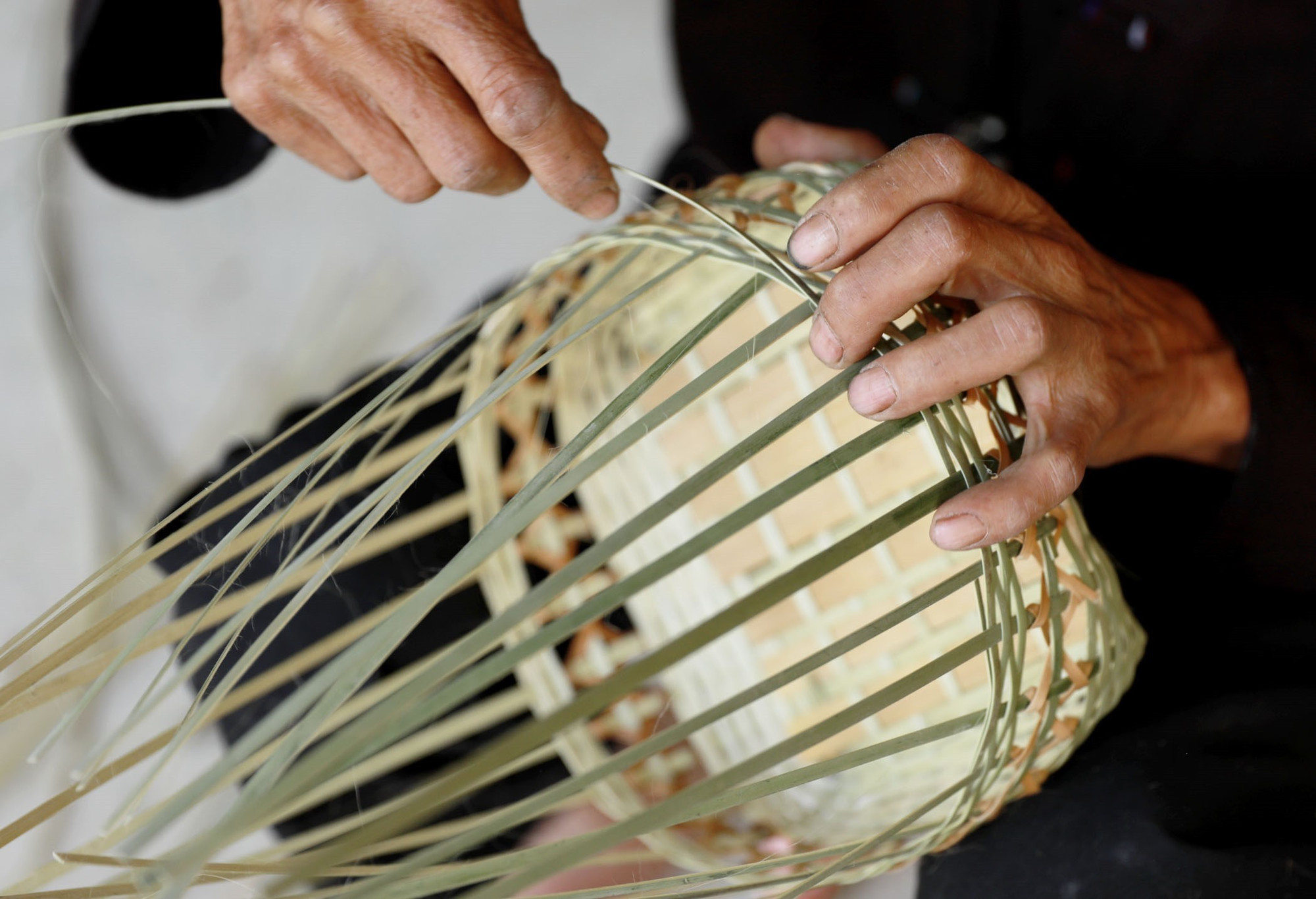 Người dân tộc Lự đan lát các sản phẩm, vật dụng phục vụ đời sống hàng ngày. Người dân tộc Lự đan lát các sản phẩm, vật dụng phục vụ đời sống hàng ngày.
