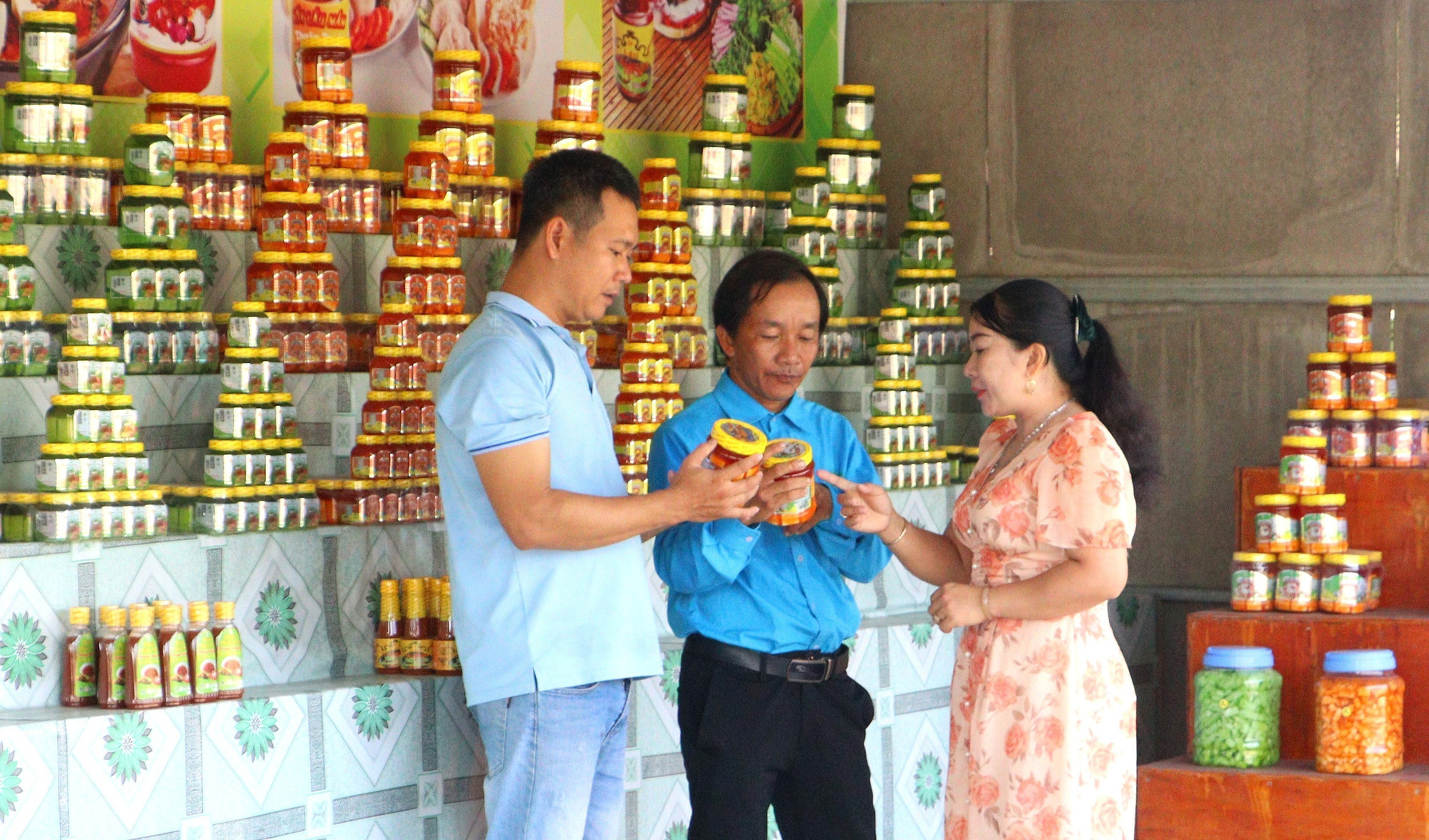 Giới thiệu sản phẩm chao Thuận Duyên đạt OCOP 4 sao đến người tiêu dùng. Giới thiệu sản phẩm chao Thuận Duyên đạt OCOP 4 sao đến người tiêu dùng.