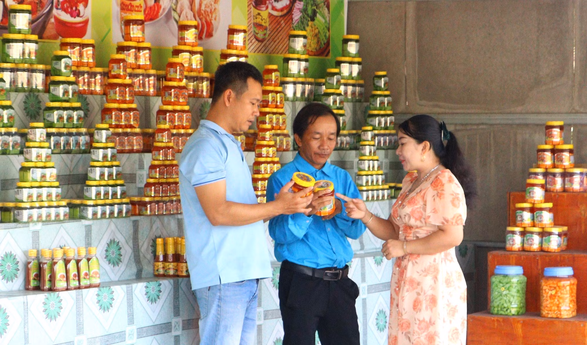 Giới thiệu sản phẩm chao Thuận Duyên đạt OCOP 4 sao đến người tiêu dùng.