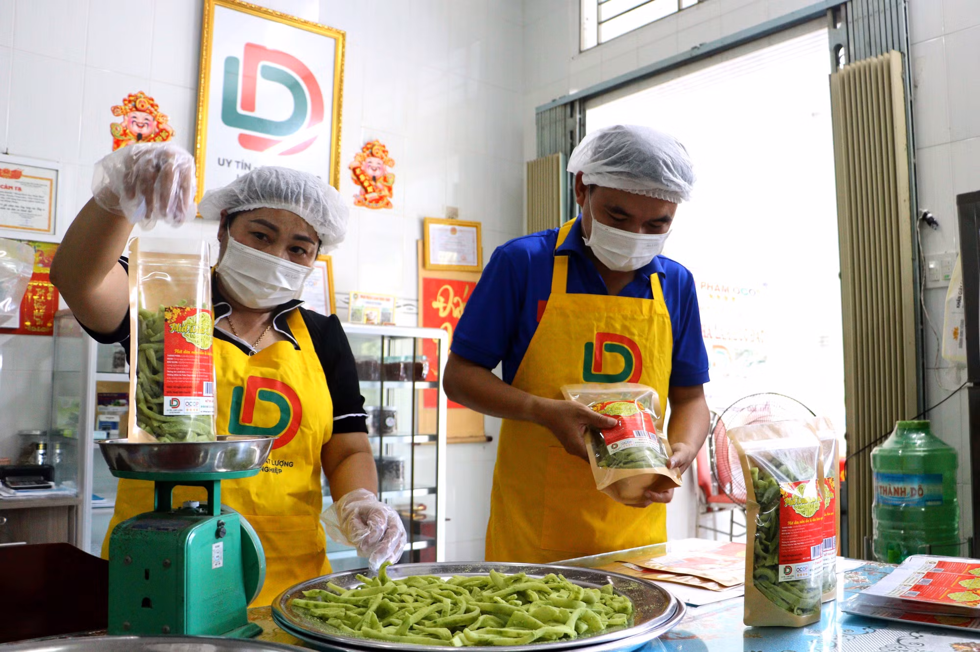 Đóng gói sản phẩm mứt dừa lá dứa, sản phẩm OCOP của huyện Vũng Liêm (Vĩnh Long).