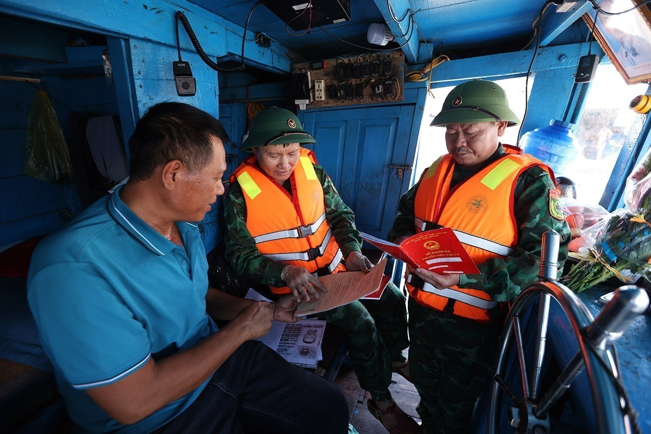 Bộ đội Biên phòng Hải Hoà kiểm tra thủ tục hành chính đối với chủ tàu cá Nguyễn Văn Chiến, chuẩn bị ra khơi khai thác thuỷ sản, tại cảng cá Lạch Bạng, phường Hải Bình, tỉnh Thanh Hóa. Bộ đội Biên phòng Hải Hoà kiểm tra thủ tục hành chính đối với chủ tàu cá Nguyễn Văn Chiến, chuẩn bị ra khơi khai thác thuỷ sản, tại cảng cá Lạch Bạng, phường Hải Bình, tỉnh Thanh Hóa.