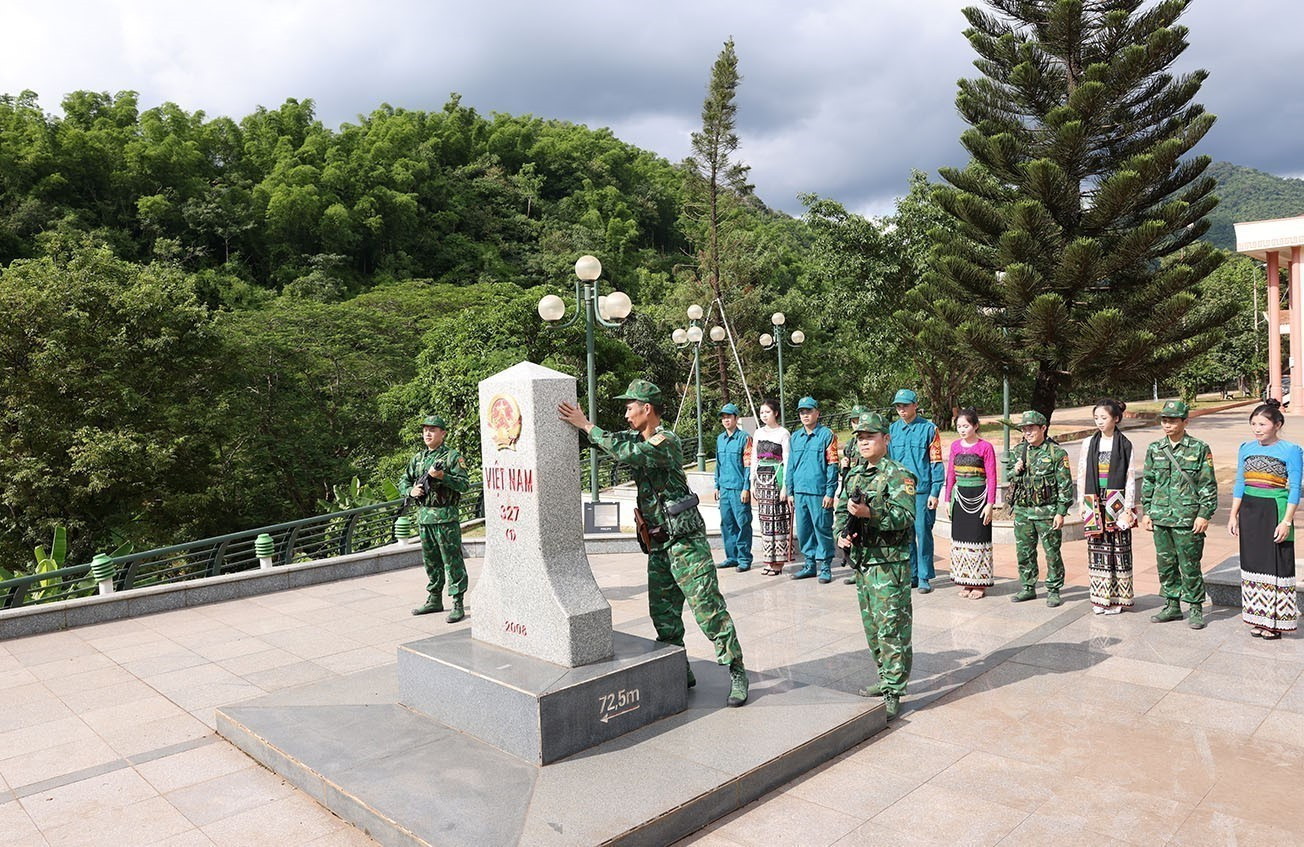 Bộ đội Biên phòng Na Mèo phối hợp với các lực lượng đi tuần tra bảo vệ cột mốc 327, ở khu vực biên giới thuộc bản Son, xã Na Mèo, tỉnh Thanh Hóa. thanh-hoa8-131025.jpg