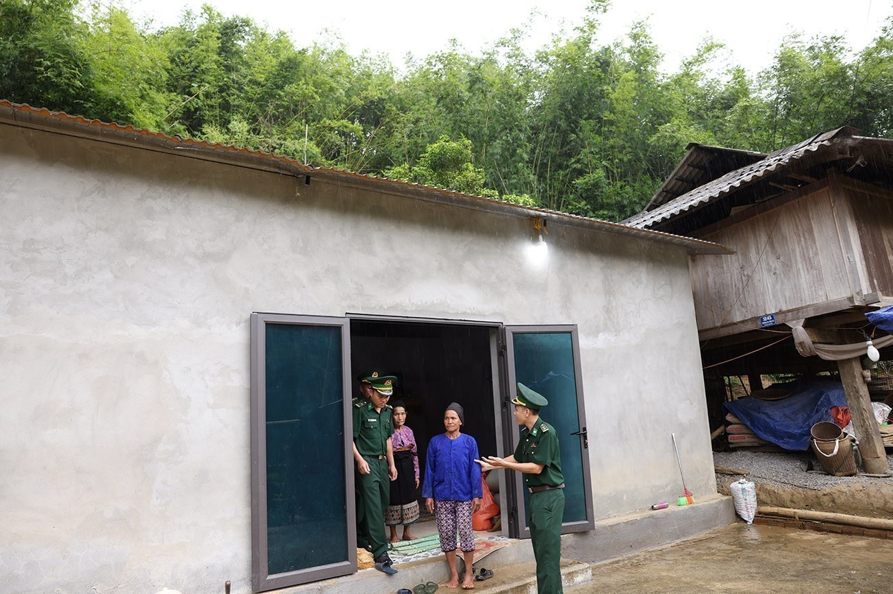 Bộ đội Biên phòng Na Mèo đến thăm hộ gia đình bà Vi Thị Châu (dân tộc Thái), là hộ được hỗ trợ nhà ở theo chương trình xoá nhà tạm, khu vực biên giới thuộc bản Son, xã Na Mèo, tỉnh Thanh Hóa. thanh-hoa11-131025.jpg