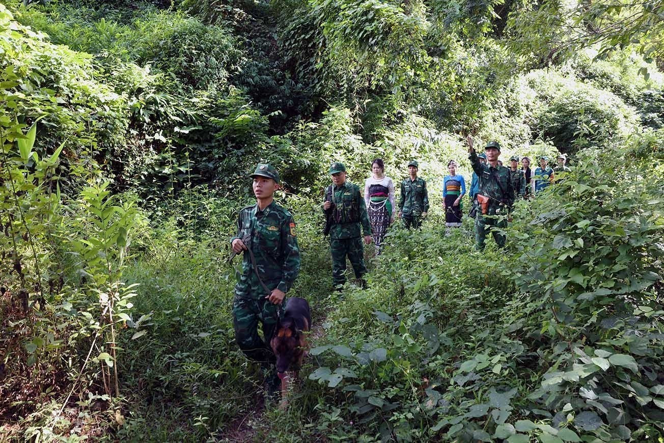 Bộ đội Biên phòng Na Mèo phối hợp với các lực lượng đi tuần tra bảo vệ Tổ quốc ở khu vực biên giới thuộc bản Son, xã Na Mèo, tỉnh Thanh Hóa. thanh-hoa6-131025.jpg