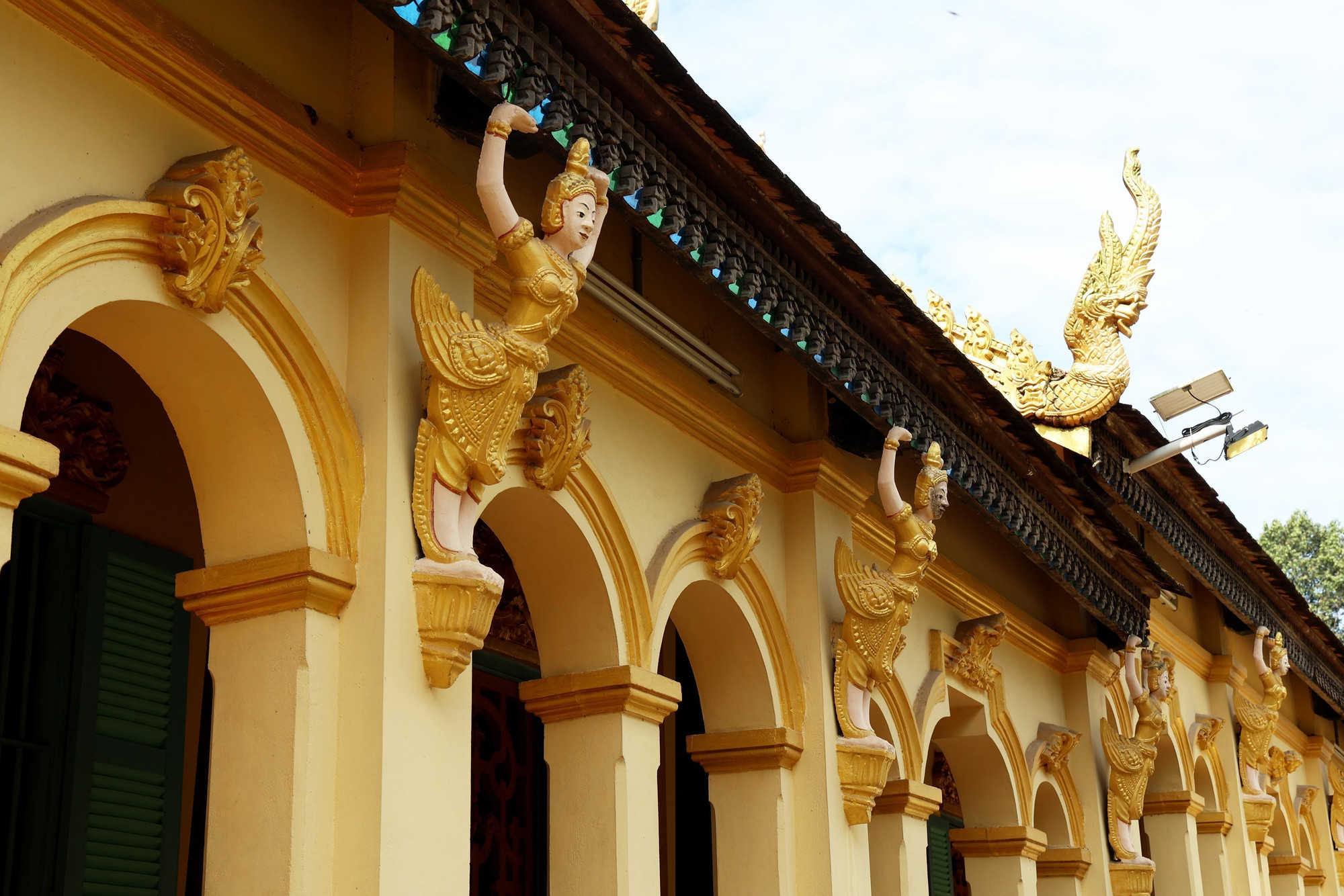 Kiến trúc cột vòm đẹp mắt xung quanh chính điện chùa Âng. chua3-1625.jpg