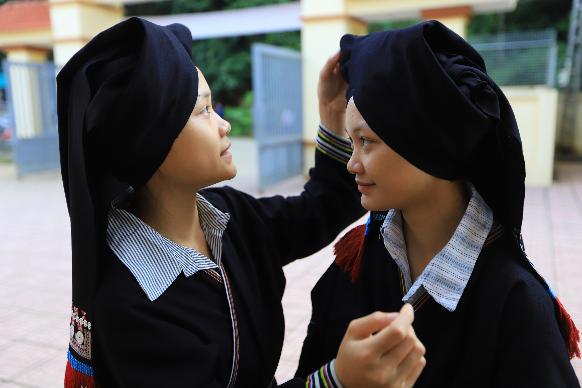 Hai chị em Nhật Anh, Hà Anh người dân tộc Dao xóm Mó Nẻ chuẩn bị trang phục dự khai giảng năm học mới tại Trường PTDTBT TH&THCS Vầy Nưa xã Tiền Phong. Hai chị em Nhật Anh, Hà Anh người dân tộc Dao xóm Mó Nẻ chuẩn bị trang phục dự khai giảng năm học mới tại Trường PTDTBT TH&THCS Vầy Nưa xã Tiền Phong.
