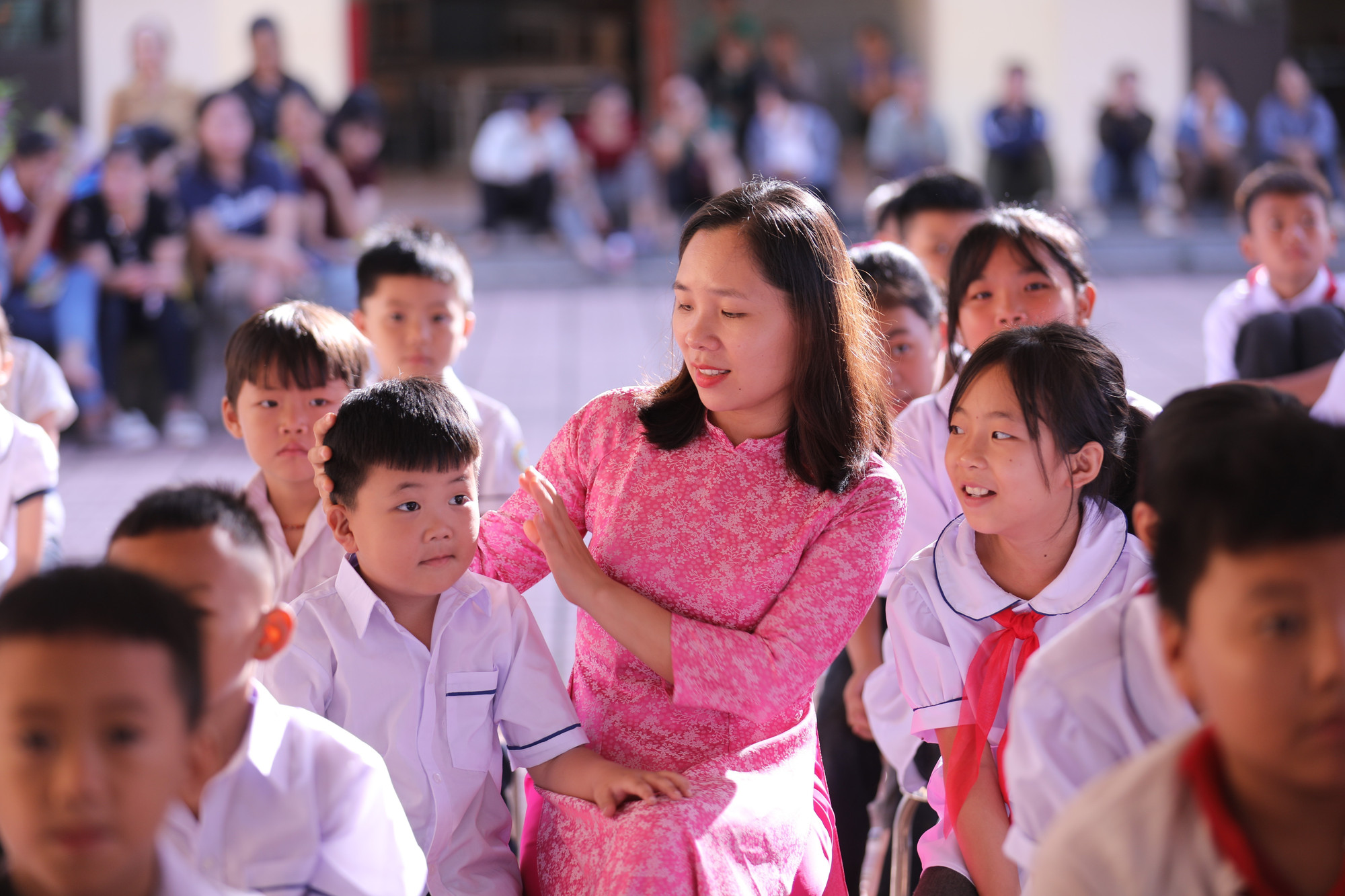 Cô giáo Triệu Thị Liên cùng các học sinh trong buổi lễ khai giảng tại Trường PTDTBT TH&THCS Vầy Nưa. phu-tho-5925.jpg