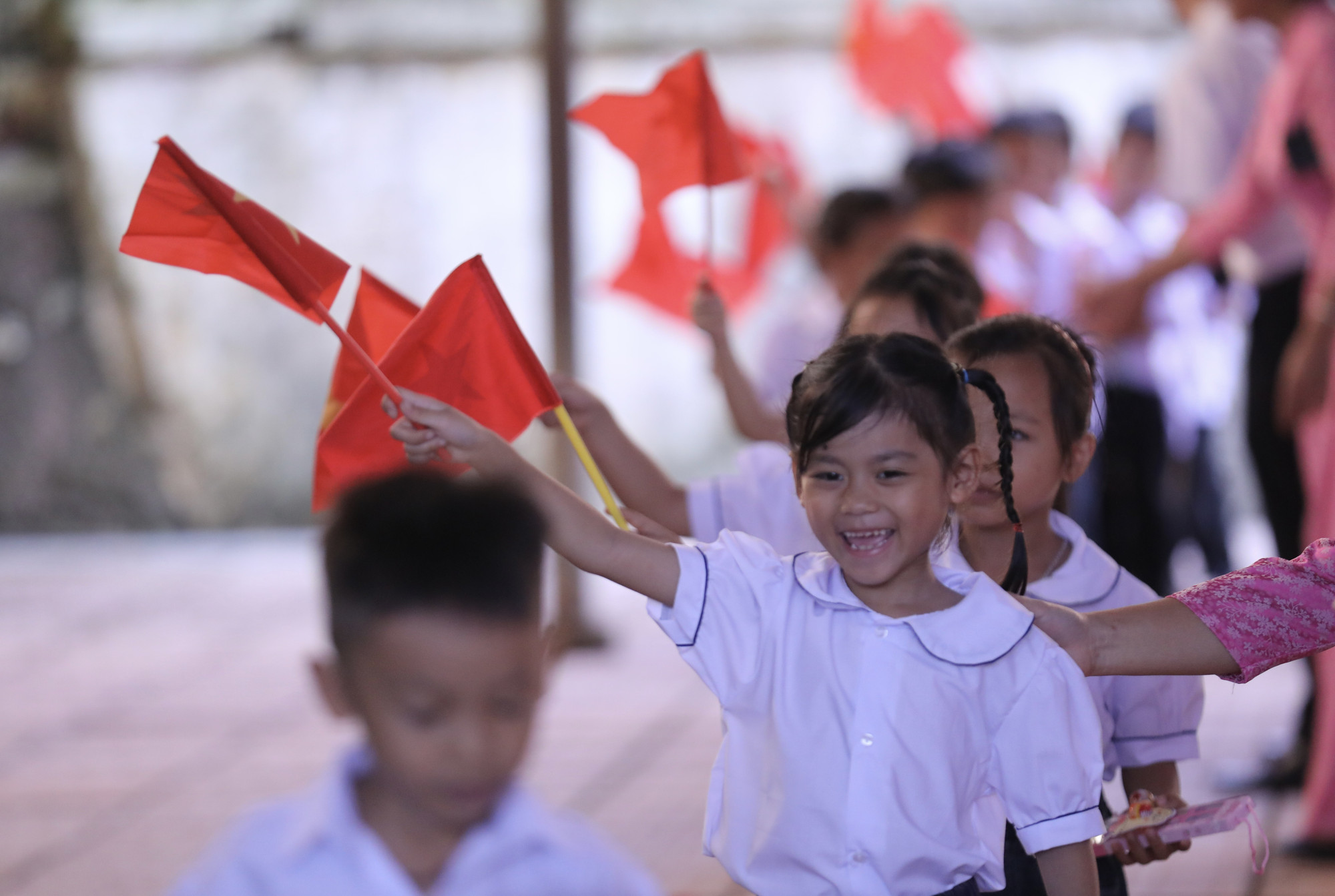 Hình ảnh vui tươi của các con khối lớp 1 tại buổi lễ khai giảng năm học mới Trường PTDTBT TH&THCS Vầy Nưa. phu-tho2-5925.jpg