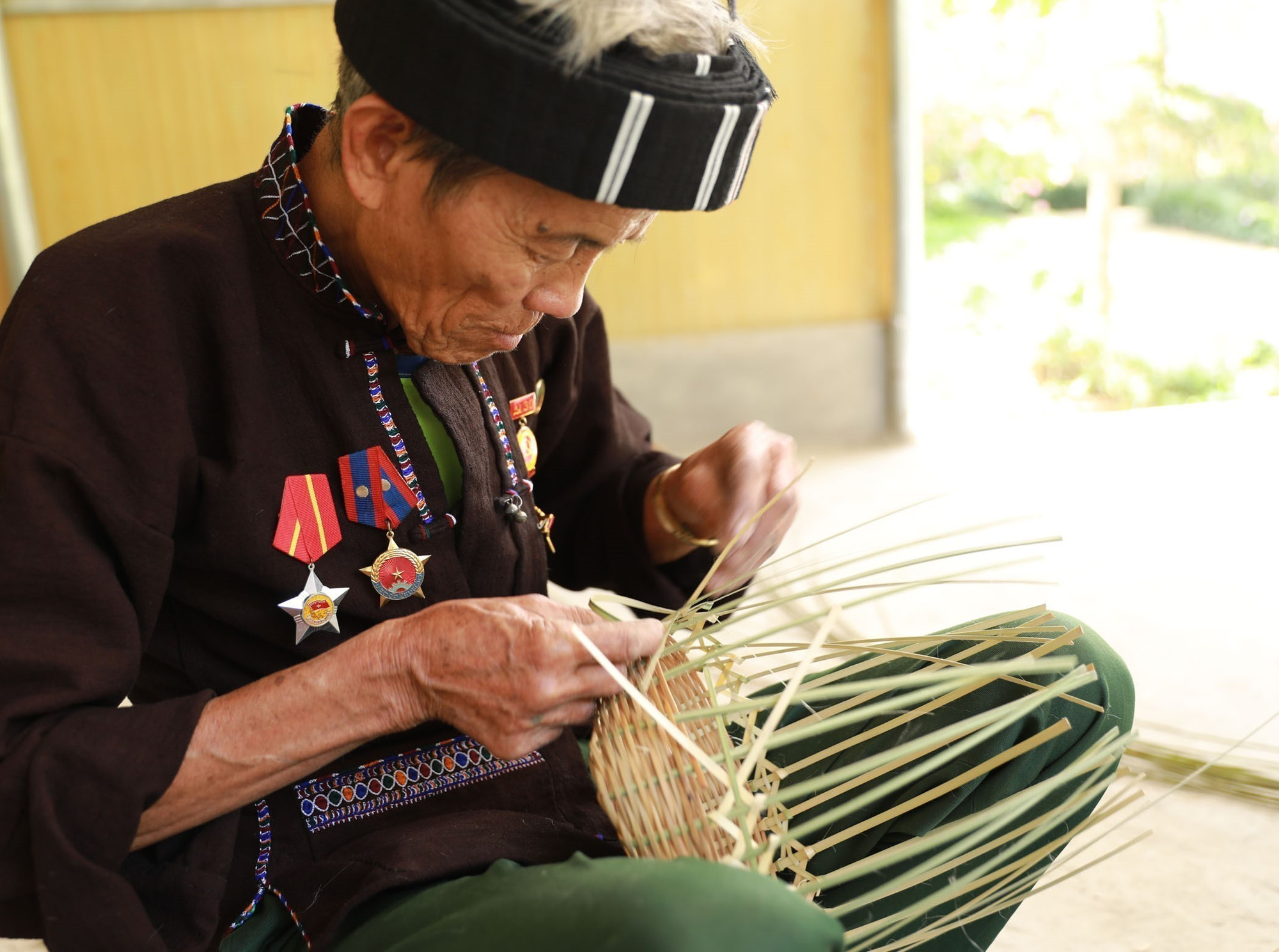 Hầu hết đàn ông dân tộc Lự đều biết đan lát, các thế hệ nối tiếp truyền dạy cho nhau. Hầu hết đàn ông dân tộc Lự đều biết đan lát, các thế hệ nối tiếp truyền dạy cho nhau.
