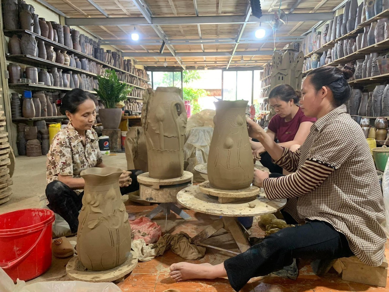Làng nghề gốm Hương Canh, huyện Bình Xuyên, tỉnh Vĩnh Phúc. Ảnh: TTXVN phát Làng nghề gốm Hương Canh, huyện Bình Xuyên, tỉnh Vĩnh Phúc. Ảnh: TTXVN phát