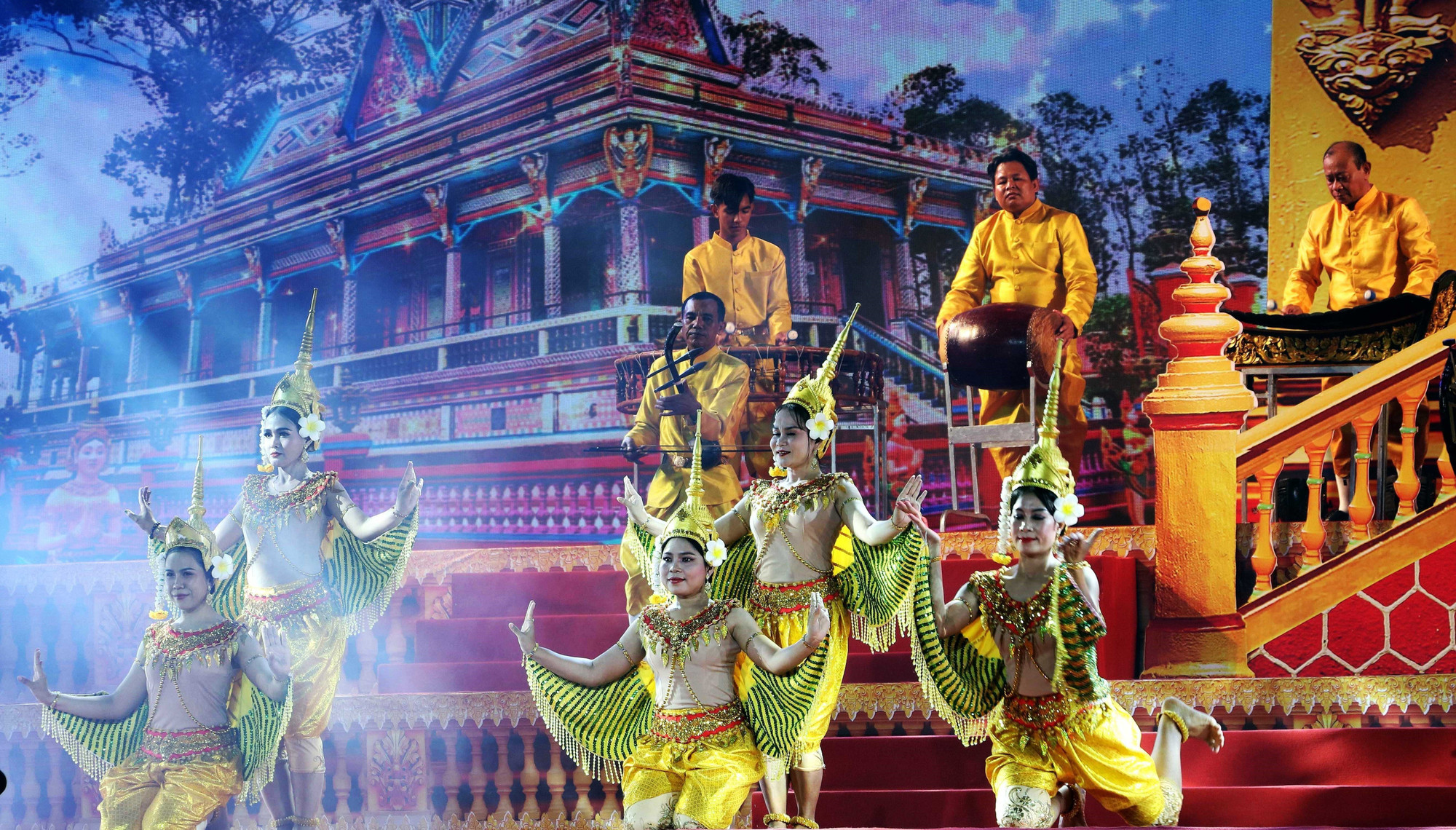 Tiết mục múa Khmer phục vụ du khách tại một số điểm chùa Sóc Trăng. Ảnh: Trung Hiếu/TTXVN le3-26625.jpg