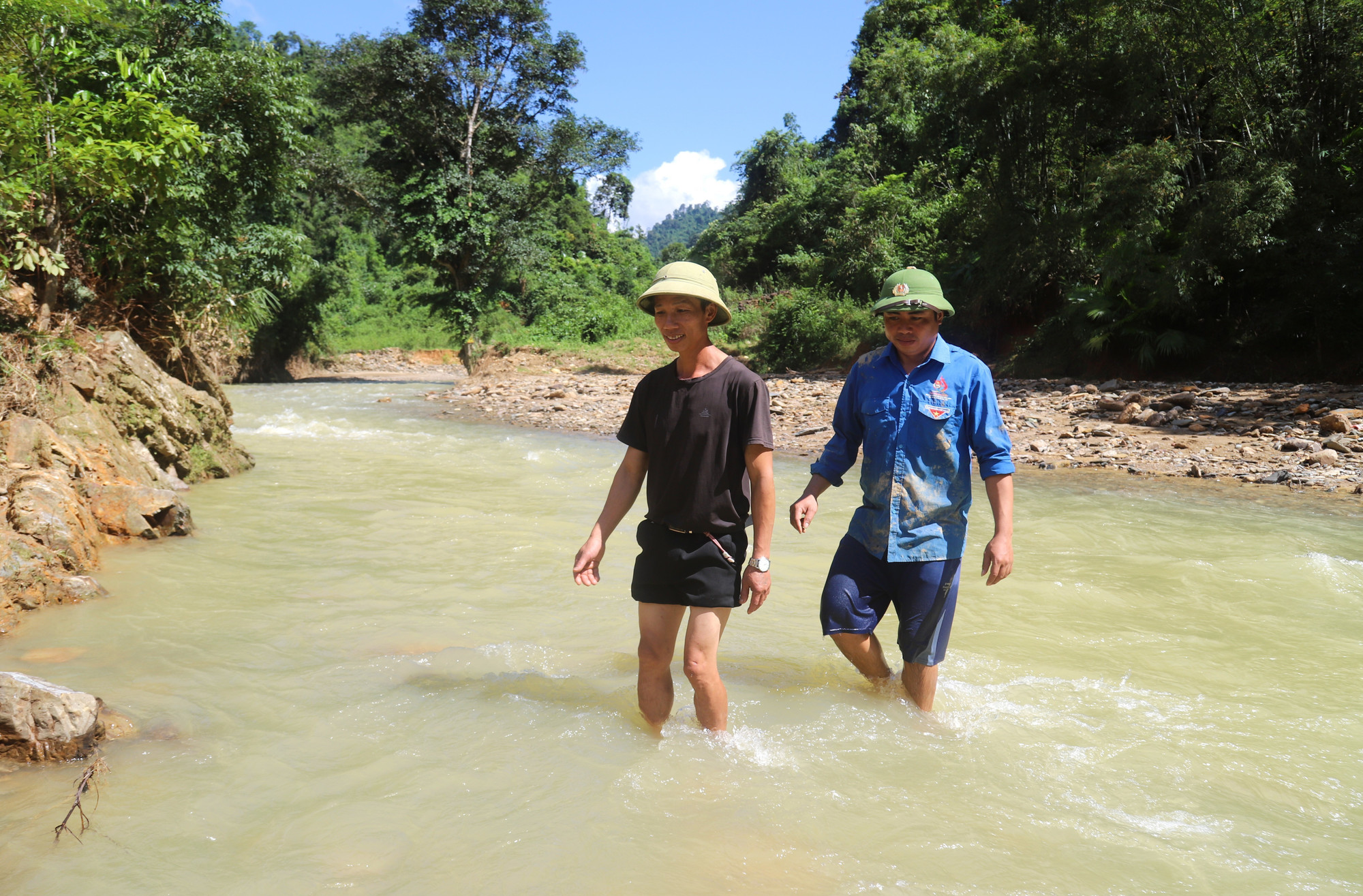 Anh Lương Văn Ủn, Phó trưởng bản Na Ngân (đi sau) cùng người dân trong bản vượt suối, đi khảo sát, xem xét những vết nứt trên đồi và núi phía sau bản, trên khu vực thượng nguồn suối Nậm Ngân. Anh Lương Văn Ủn, Phó trưởng bản Na Ngân (đi sau) cùng người dân trong bản vượt suối, đi khảo sát, xem xét những vết nứt trên đồi và núi phía sau bản, trên khu vực thượng nguồn suối Nậm Ngân.