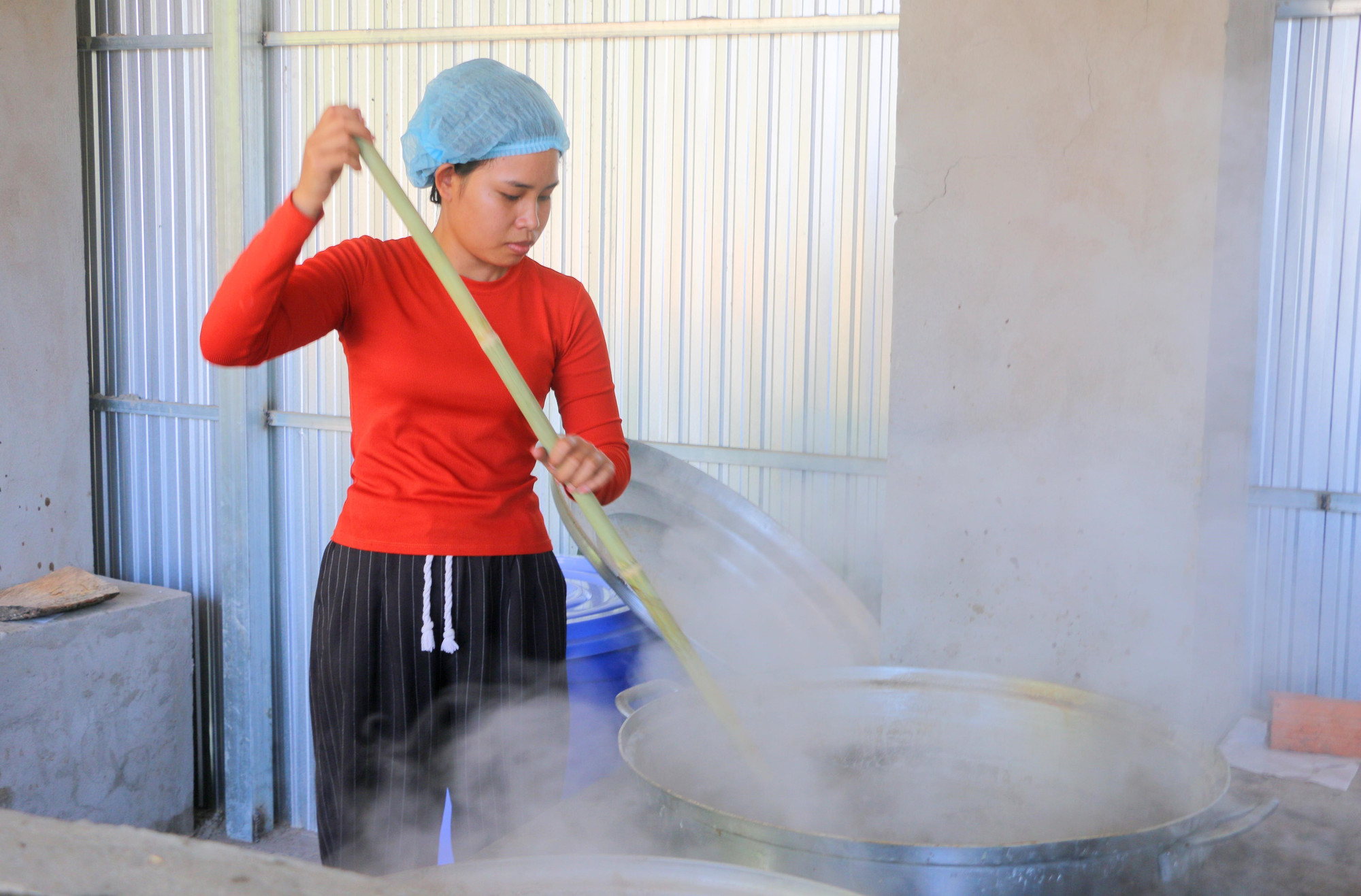 Sau công đoạn lọc sạch tạp chất, nước thốt nốt tươi được đưa vào chảo lớn, đun liên tục từ 3 đến 4 giờ đồng hồ. Quá trình nấu đường thốt nốt, người nấu phải khuấy liên tục và vớt lớp bọt lẫn những tạp chất cho đến khi hơi nước bên trong đường bốc hơi và đường cô đặc lại thì mới ngừng.