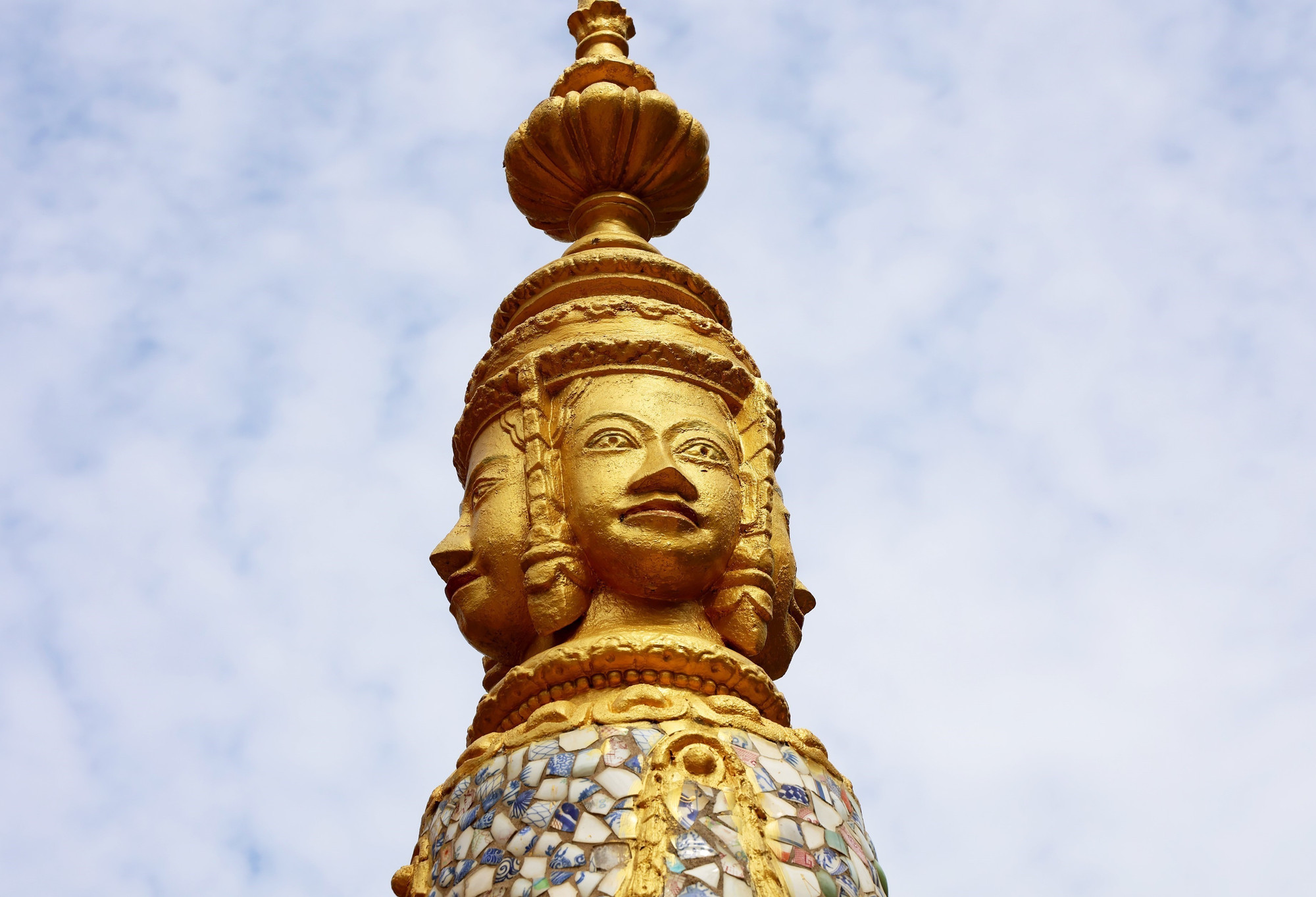 Tượng đầu thần Bayon bốn mặt ở chùa Âng. chua2-1625.jpg