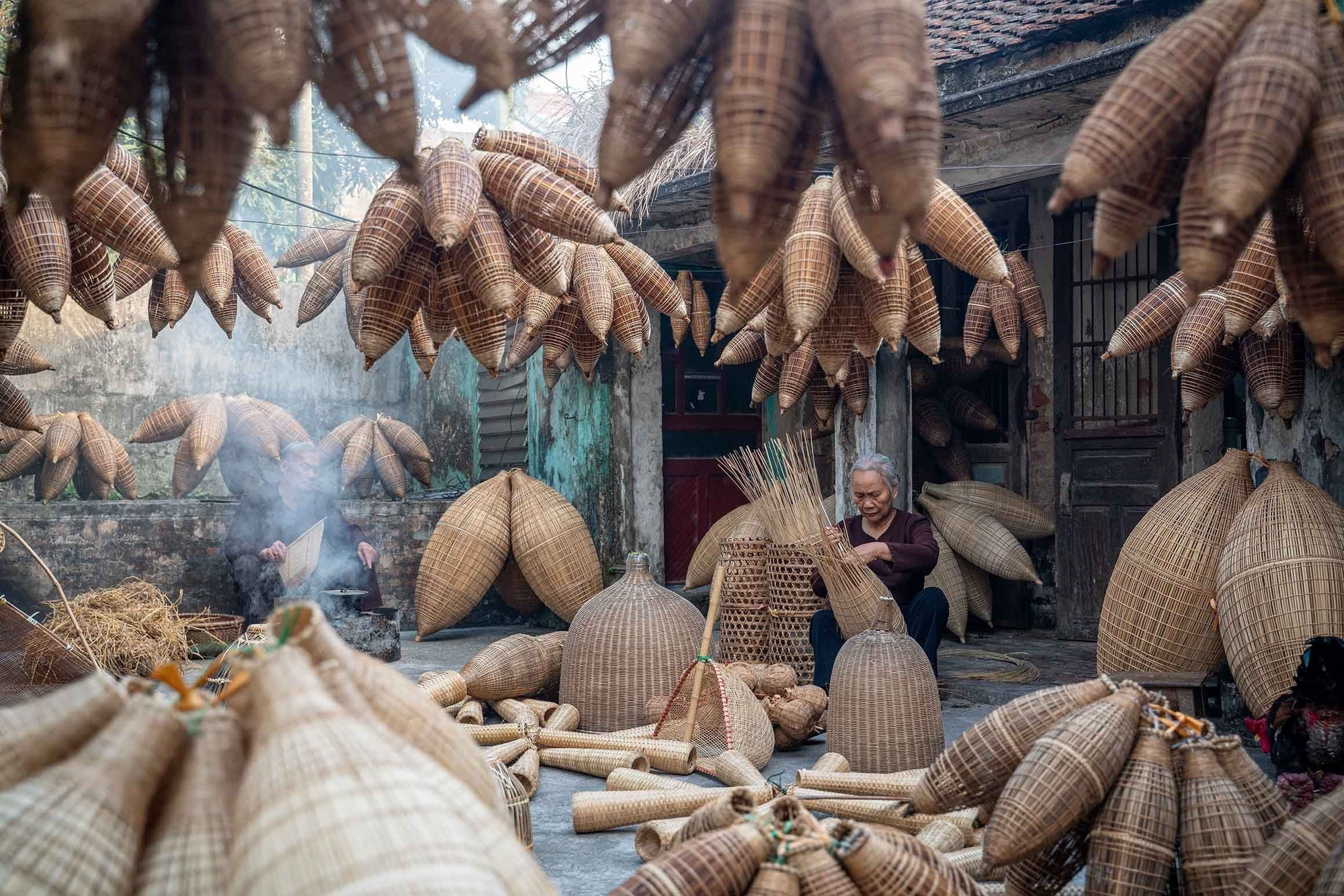 Các nghệ nhân trong làng vẫn ngày ngày duy trì nghề của cha ông để lại. dan4-2625.jpg