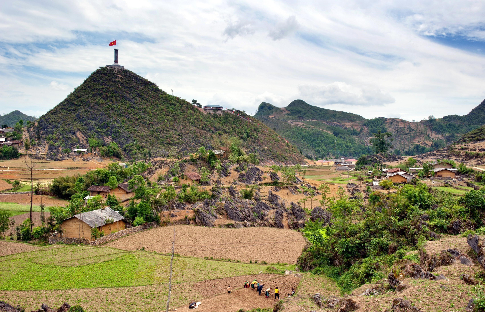 Cao nguyên đá Đồng Văn. Ảnh: TTXVN phát dong-van2-141025.jpg
