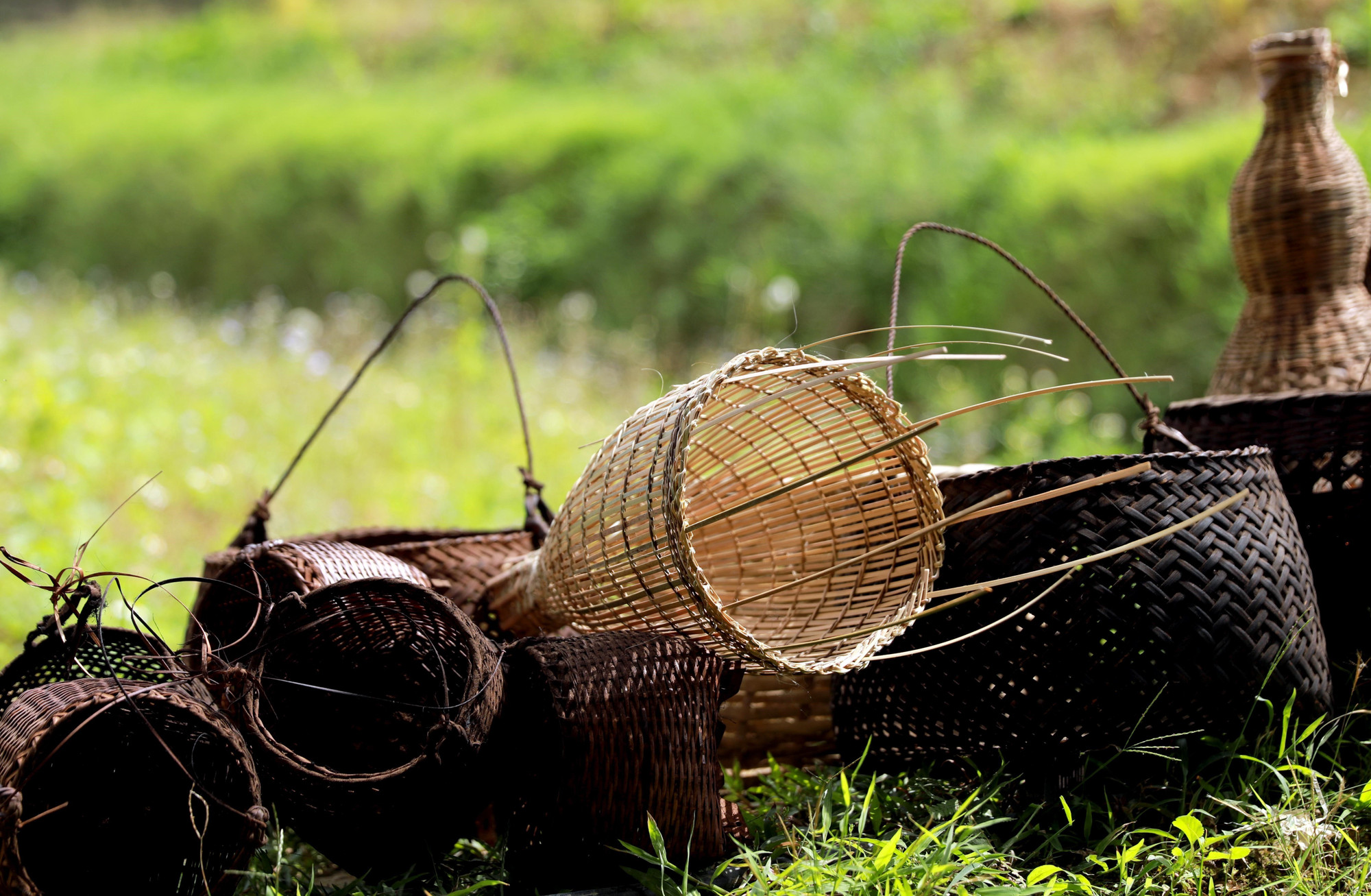 Đủ các loại vật dụng sinh hoạt gắn liền với đời sống văn hóa của người dân được làm từ mây, tre, nứa. nghe6-13525.jpg