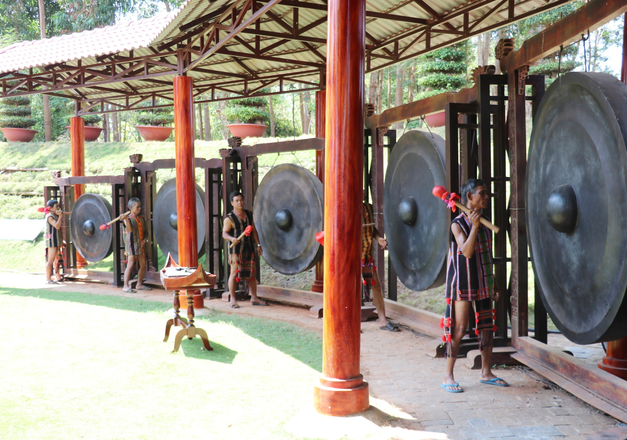 Các nghệ nhân đồng bào S'tiêng trình diễn đánh cồng tại Khu Bảo tồn Văn hóa dân tộc S'tiêng sóc Bom Bo. Ảnh: Nhật Bình/TTXVN Các nghệ nhân đồng bào S'tiêng trình diễn đánh cồng tại Khu Bảo tồn Văn hóa dân tộc S'tiêng sóc Bom Bo. Ảnh: Nhật Bình/TTXVN