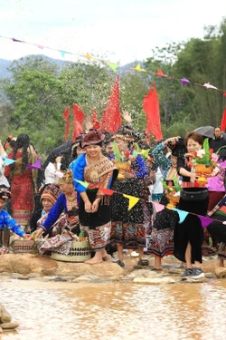 Tưng bừng Tết té nước của dân tộc Lào ở Na Sang