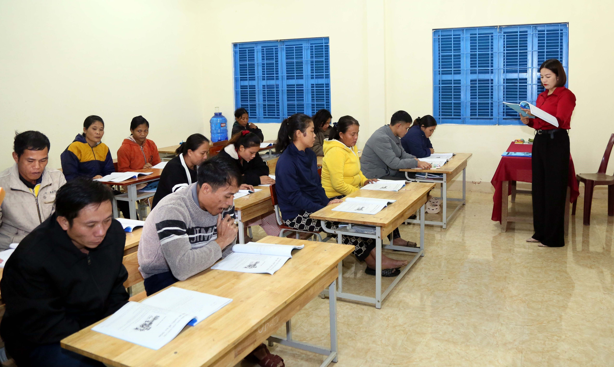 Lớp xóa mù chữ của người dân đồng bào Rục tại xã Kim Phú (Quảng Trị).