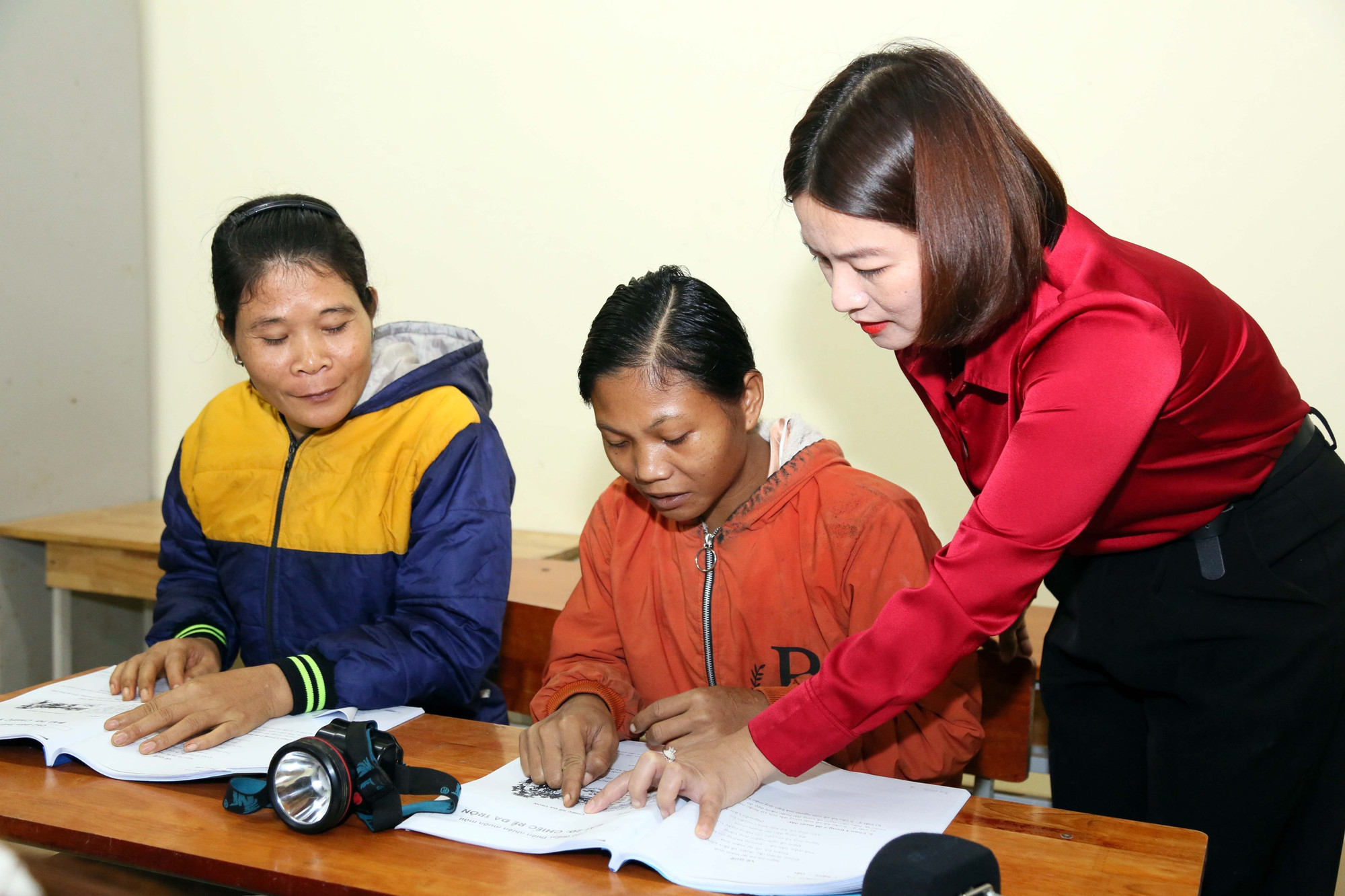 Đồng bào Rục tại xã Kim Phú (Quảng Trị) tham gia lớp xóa mù chữ để nâng cao trình độ dân trí.