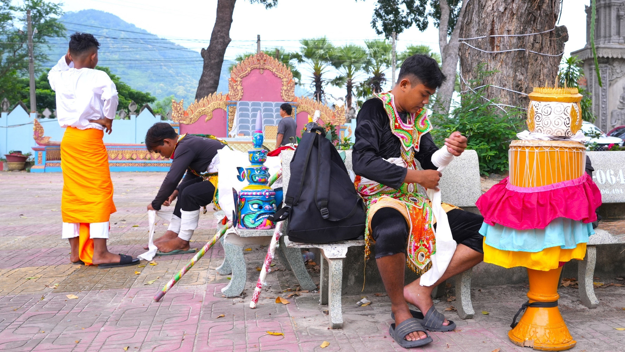 Nhóm em Phan Đết, chuẩn bị trang phục biểu diễn múa Chằn tại chùa Bôtum Kiri Răngsây (chùa Khedol, tại ấp Thạnh Đông, phường Bình Minh, tỉnh Tây Ninh). mua-chan-dong-bao-khmer-1.jpg