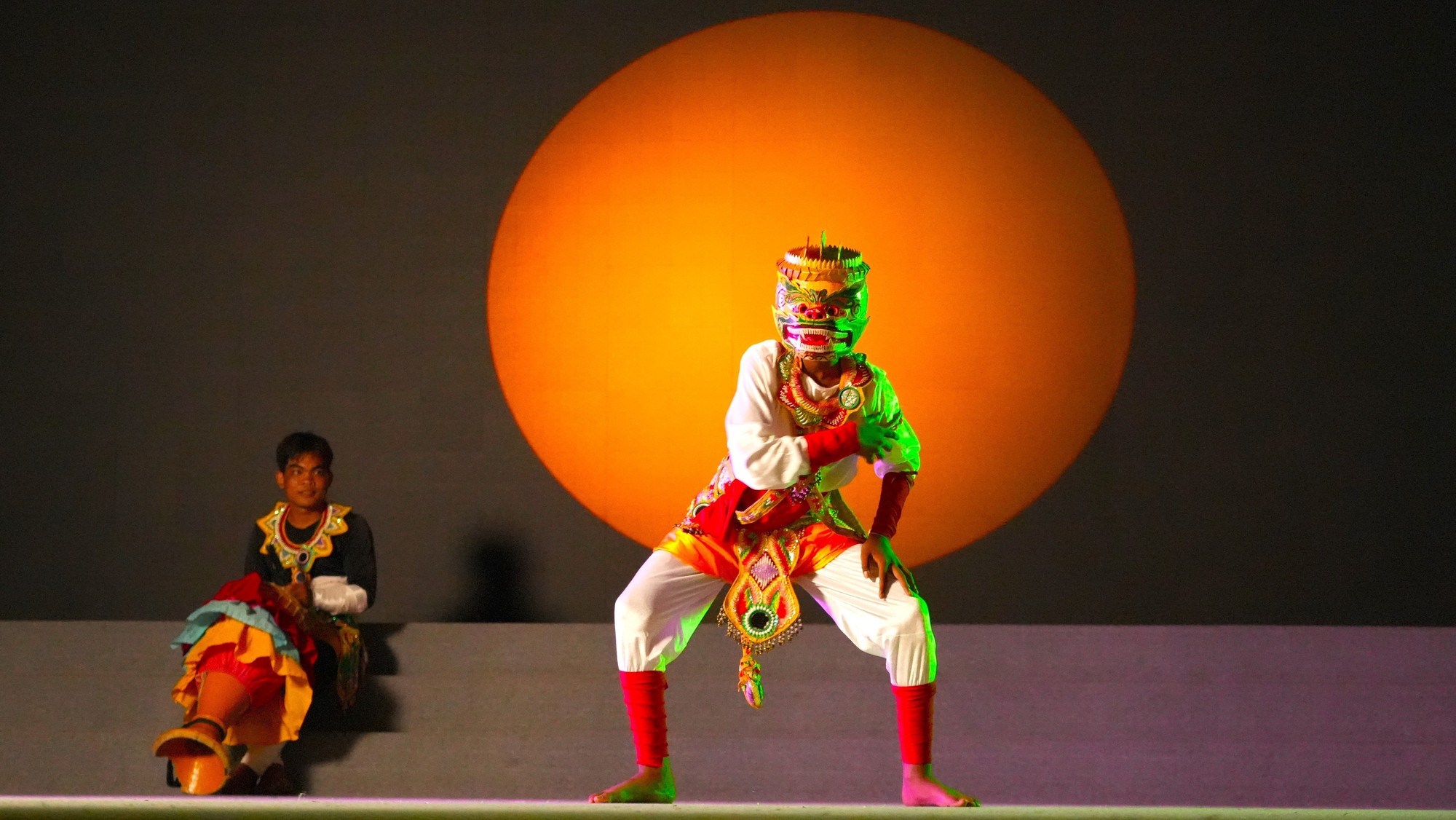 Tạo hình Khỉ thần Hanuman trong tiết mục múa Chằn. mua-chan-dong-bao-khmer-12.jpg