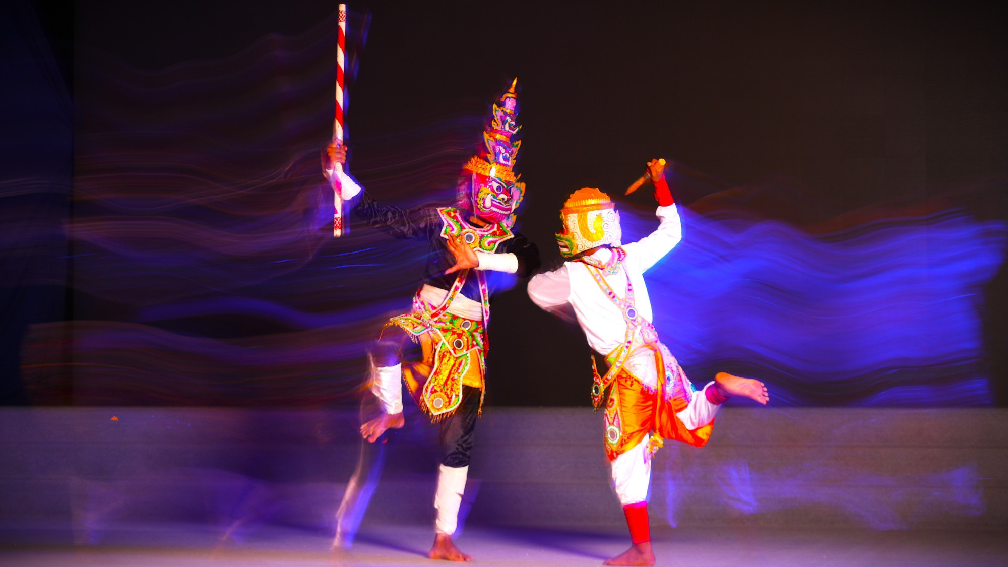 Khỉ thần Hanuman (bên phải) chiến đấu với Chằn Krông Riêp để bảo vệ con người. mua-chan-dong-bao-khmer-15.jpg