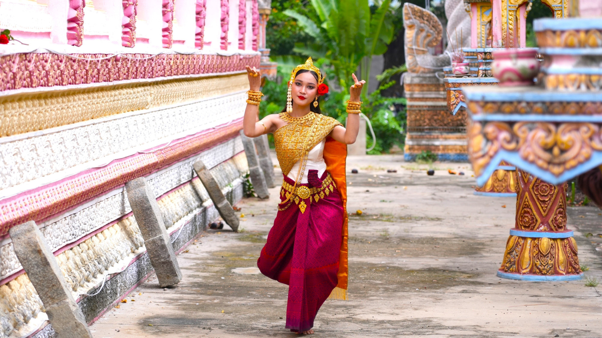 Trong múa Chằn, nhân vật nữ chính thường là Sita, người vợ xinh đẹp của Rama, là một biểu tượng của sự hiền thục, đức hạnh và là một phần không thể thiếu trong các câu chuyện về Ramayana mà múa Chằn thường tái hiện. mua-chan-dong-bao-khmer-3.jpg