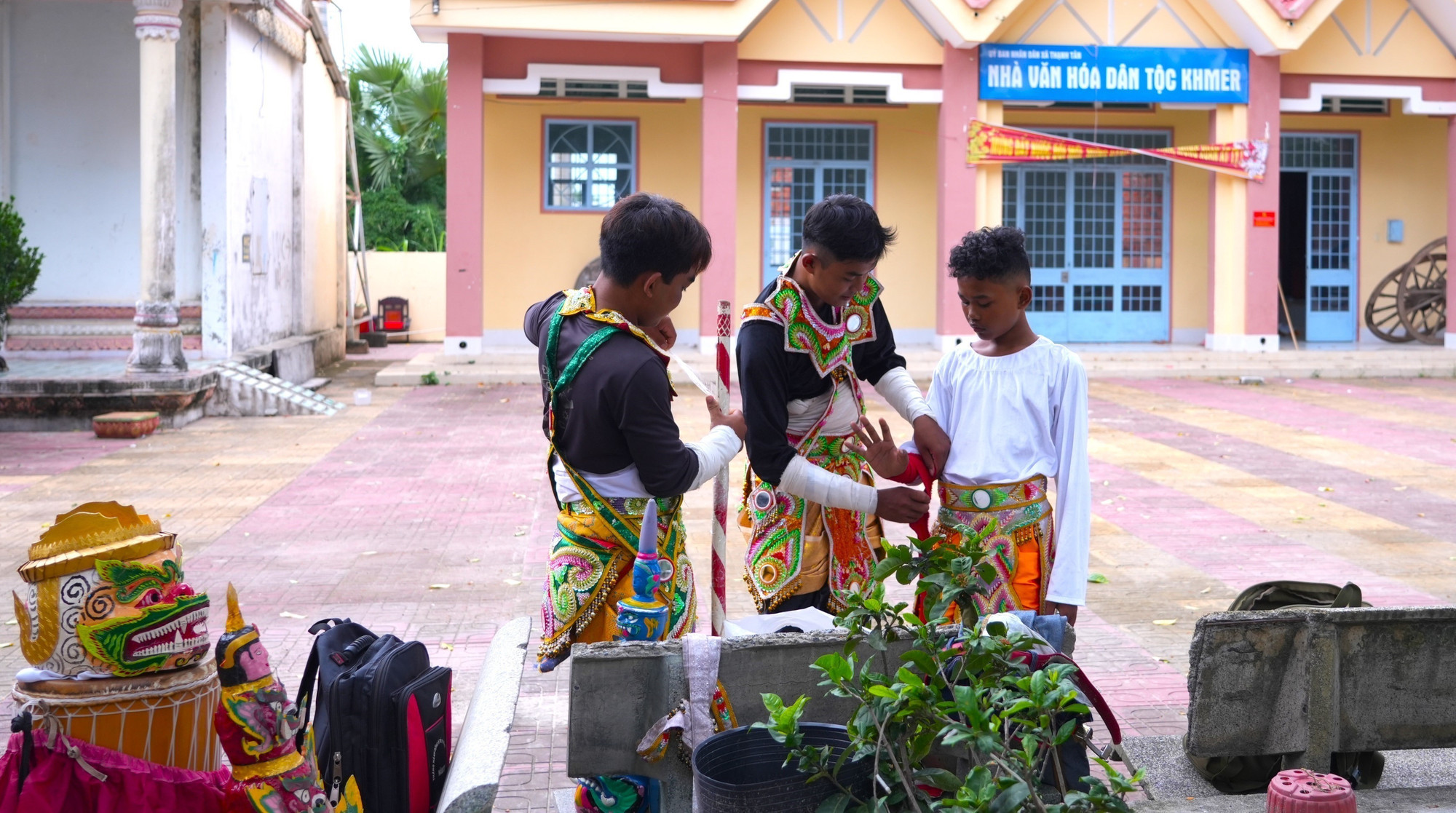 Trang phục múa Chằn (Yeak Rom) của người Khmer chủ yếu là các loại vải quấn, đặc biệt là vải gấm xà-banh, được quấn quanh người một cách chắc chắn. mua-chan-dong-bao-khmer-4.jpg