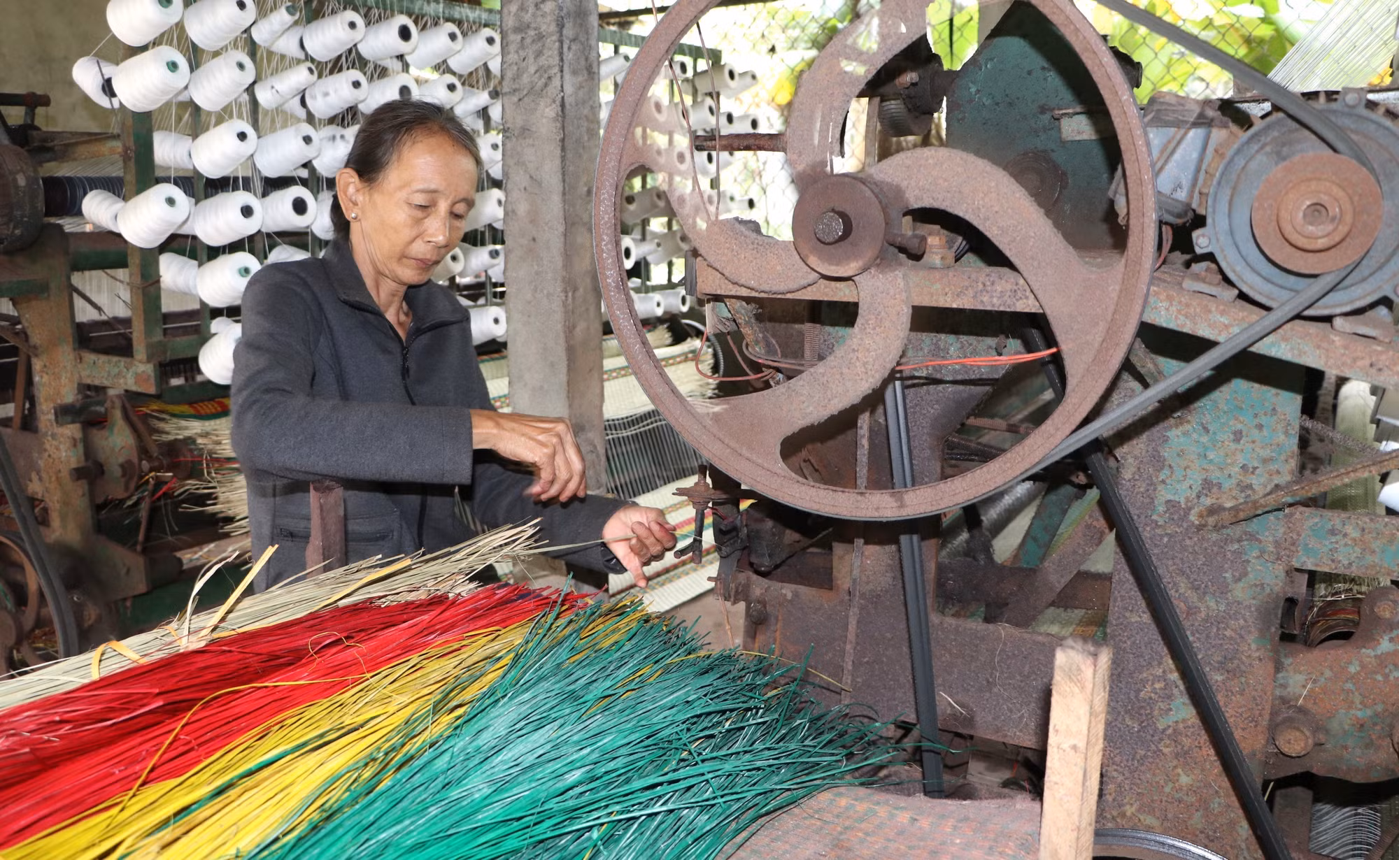 Thợ dệt chiếu ở Thu Xà chủ yếu là phụ nữ đã lớn tuổi.