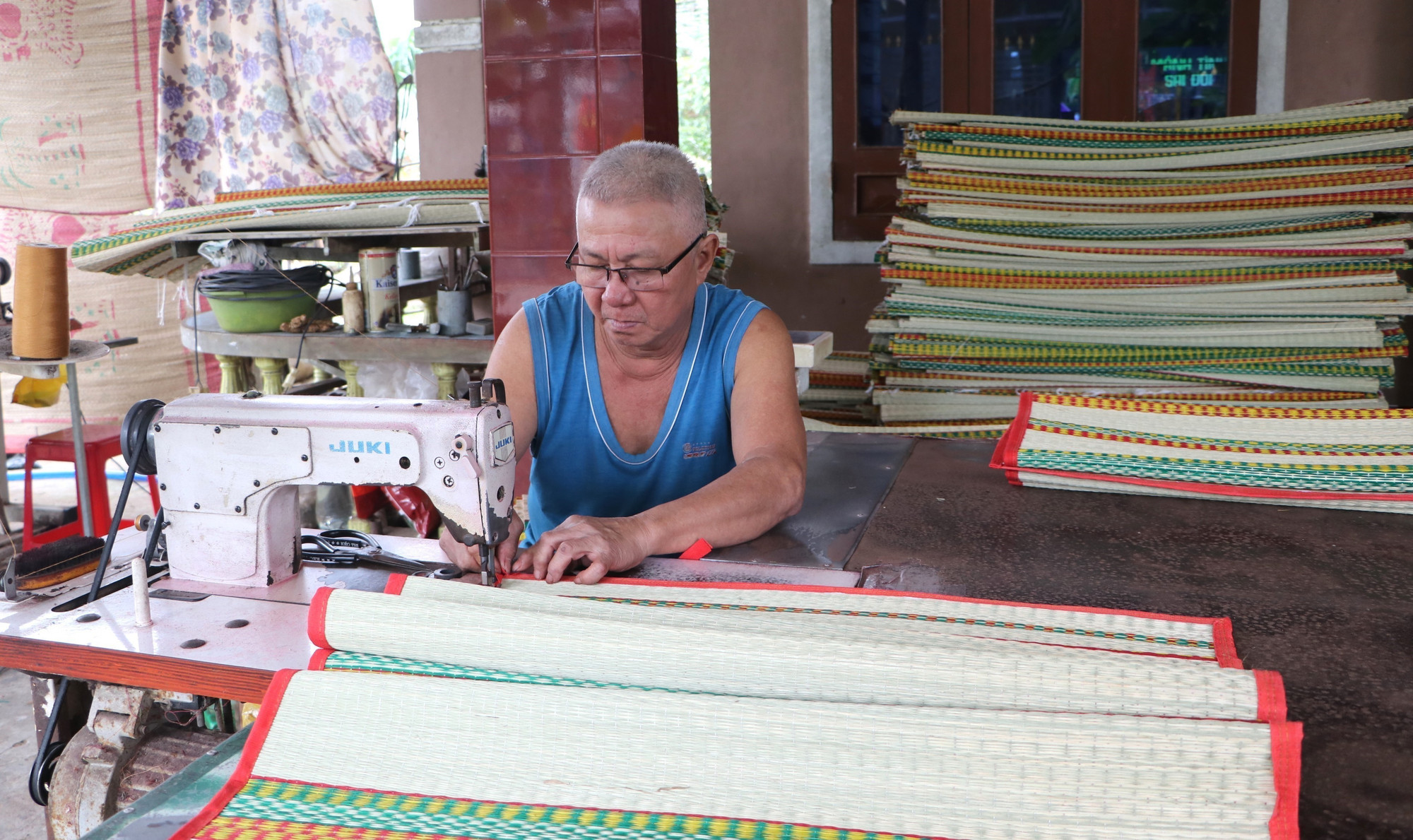 Người dân hối hả sản xuất vụ Tết tại “thủ phủ” chiếu cói Thu Xà.