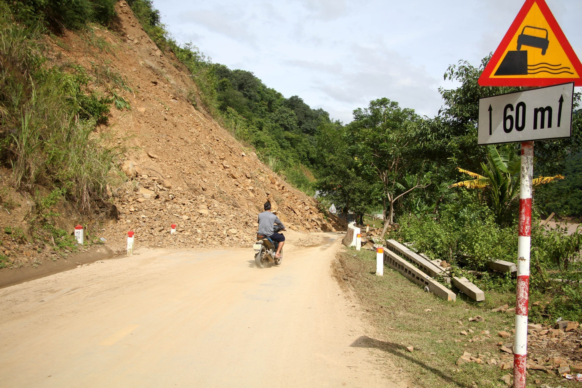 Một điểm sạt lở taluy dương thuộc địa bàn xã Mường Xén chưa được khắc phục. Ảnh: Văn Tý/TTXVN tinh-lo-543d-sat-lo-7.jpg