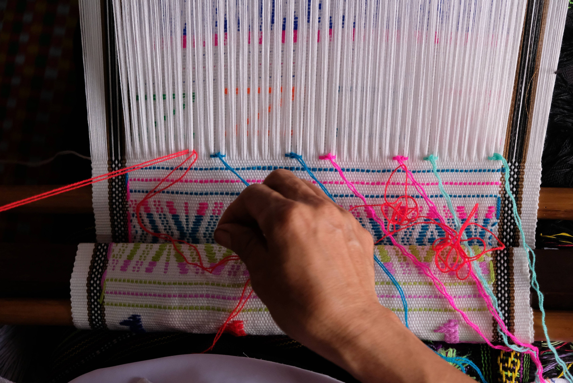 Sản phẩm thổ cẩm của người Mạ ở Đạ Nghịch thường có màu sắc sặc sỡ, kết hợp giữa dệt và thêu bằng tay.