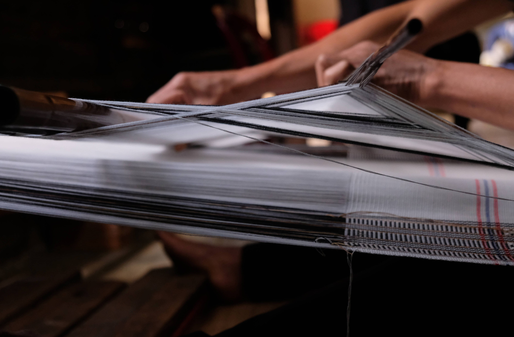 Do dệt bằng tay tỉ mỉ nên một nghệ nhân lành nghề chỉ có thể dệt được 1 tấm vải lớn trong 1 tuần, với giá bán trung bình 1 - 1,2 triệu đồng/tấm.