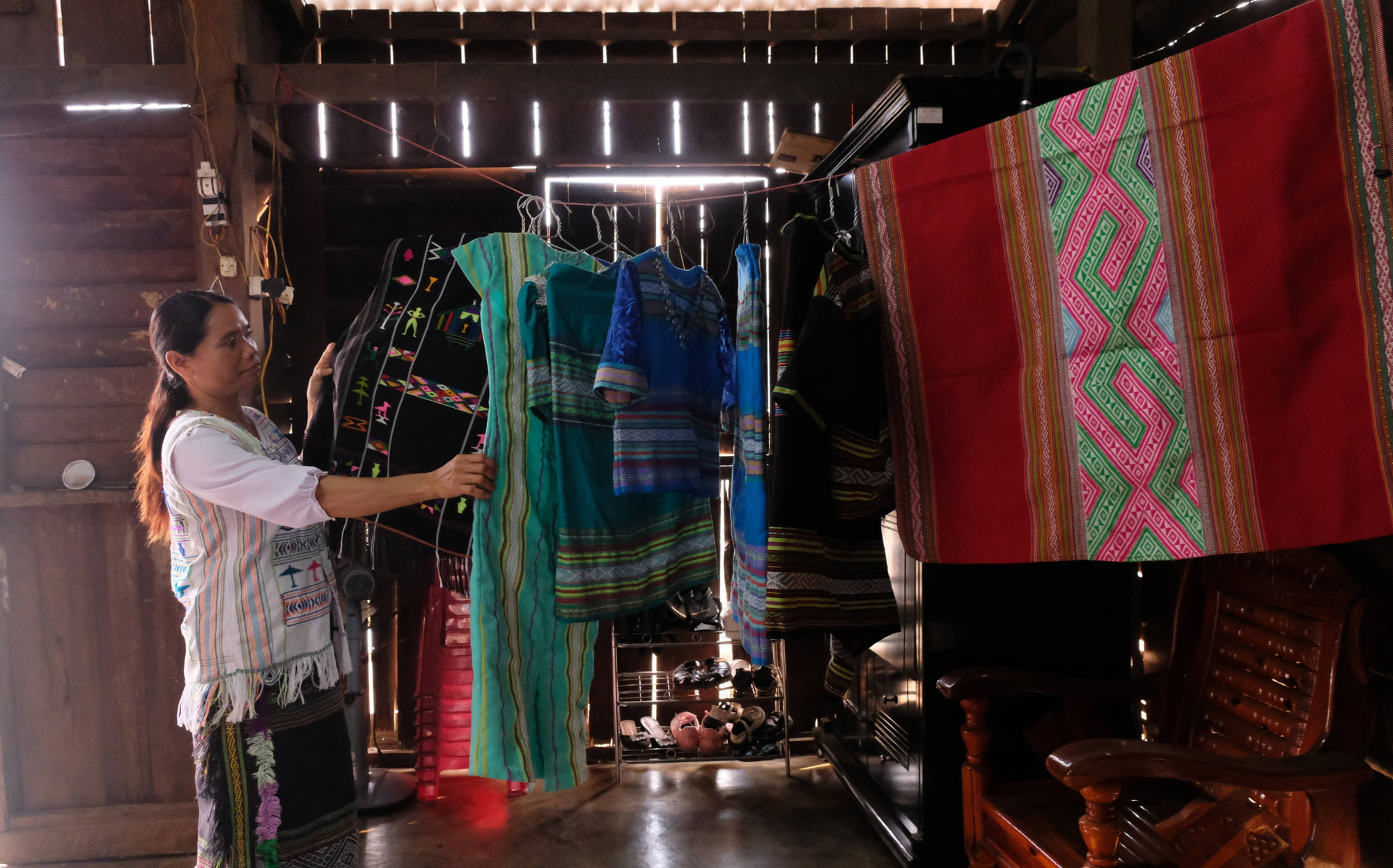 Ngoài dệt thổ cẩm bán cho khách hàng, chị Ka Thịu (43 tuổi) còn tự dệt và đi may các trang phục truyền thống để sử dụng trong các dịp lễ, cưới hỏi.