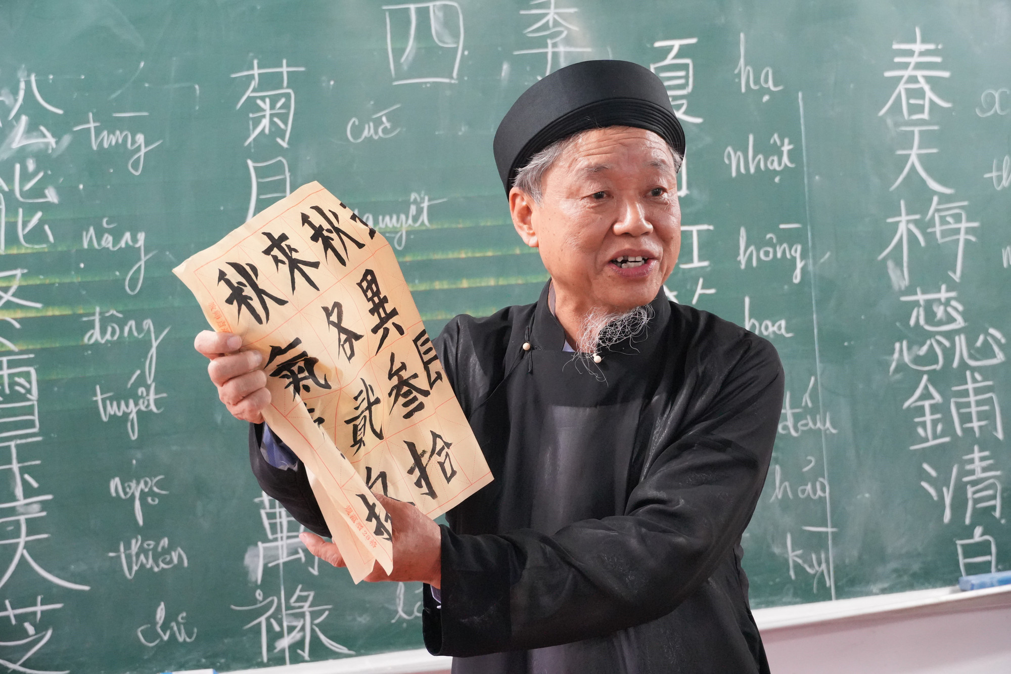 Cụ Vũ Văn Cứu say mê giảng từ chữ Hán Nôm cho các cụ cao niên trong lớp học.