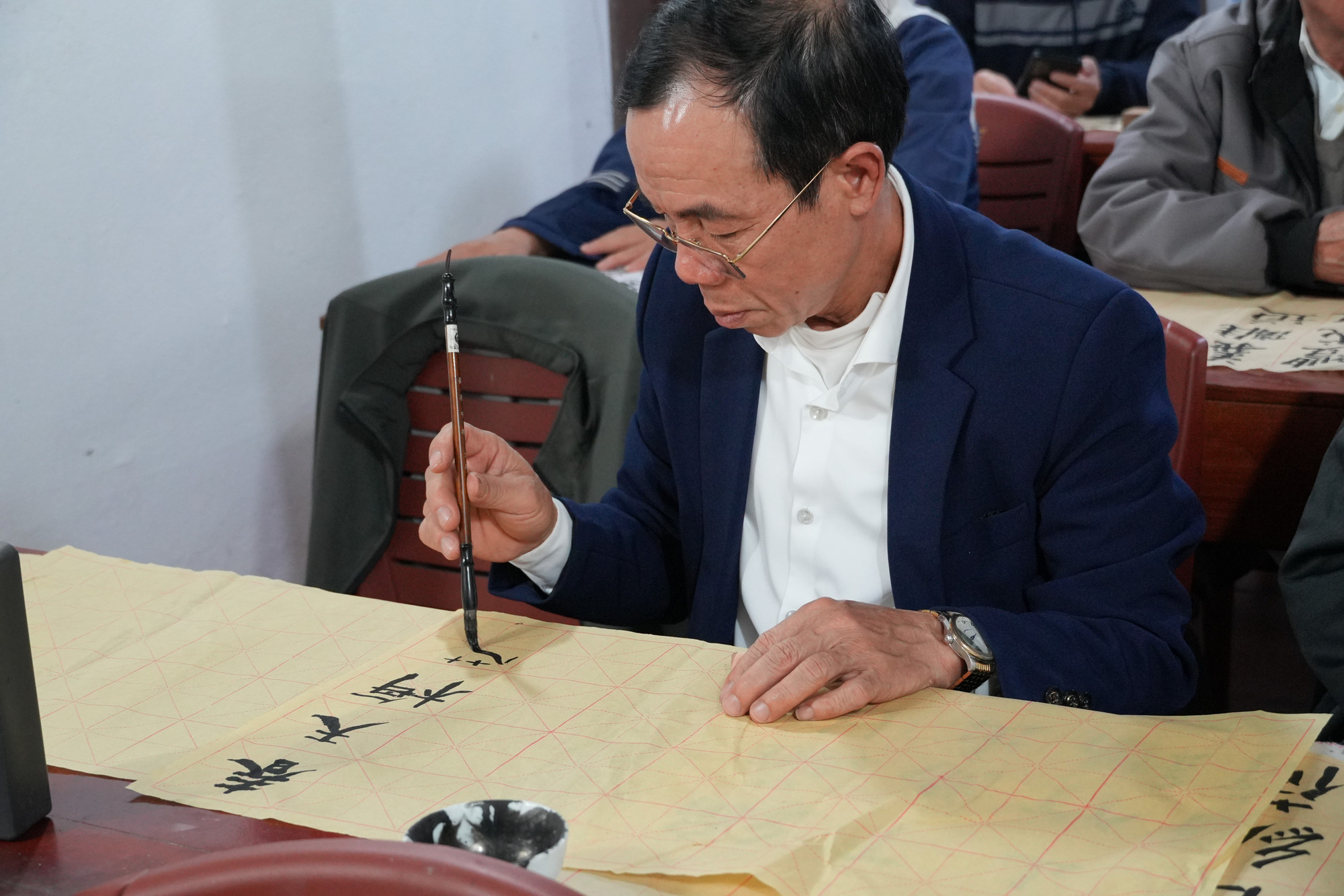 Nhiều học viên trong lớp học có thể viết thành tạo các câu thơi, câu đối.