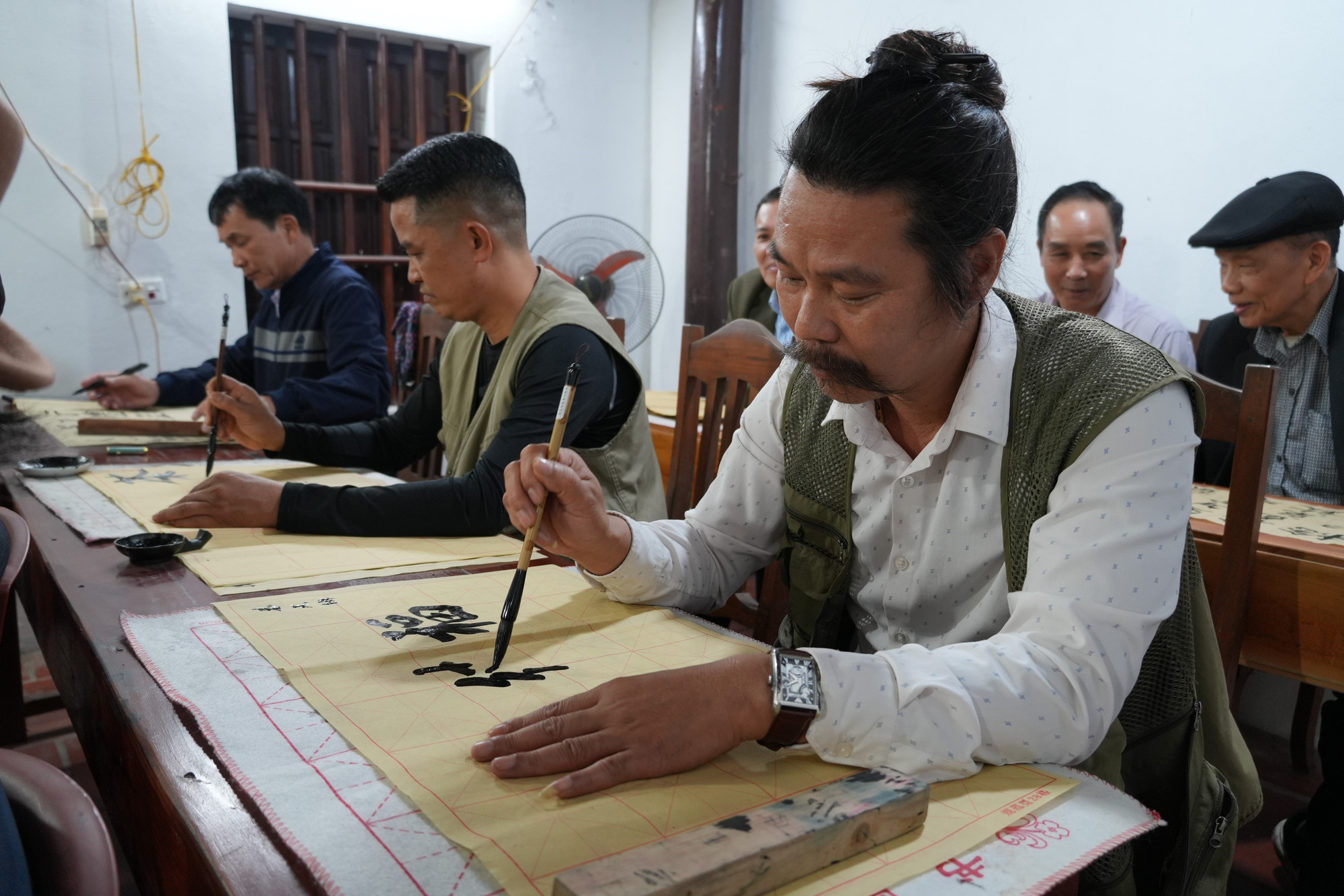 Mỗi người một lứa tuổi, một ngành nghề khác nhau cùng say mê học chữ thánh hiền của cha ông để lại.