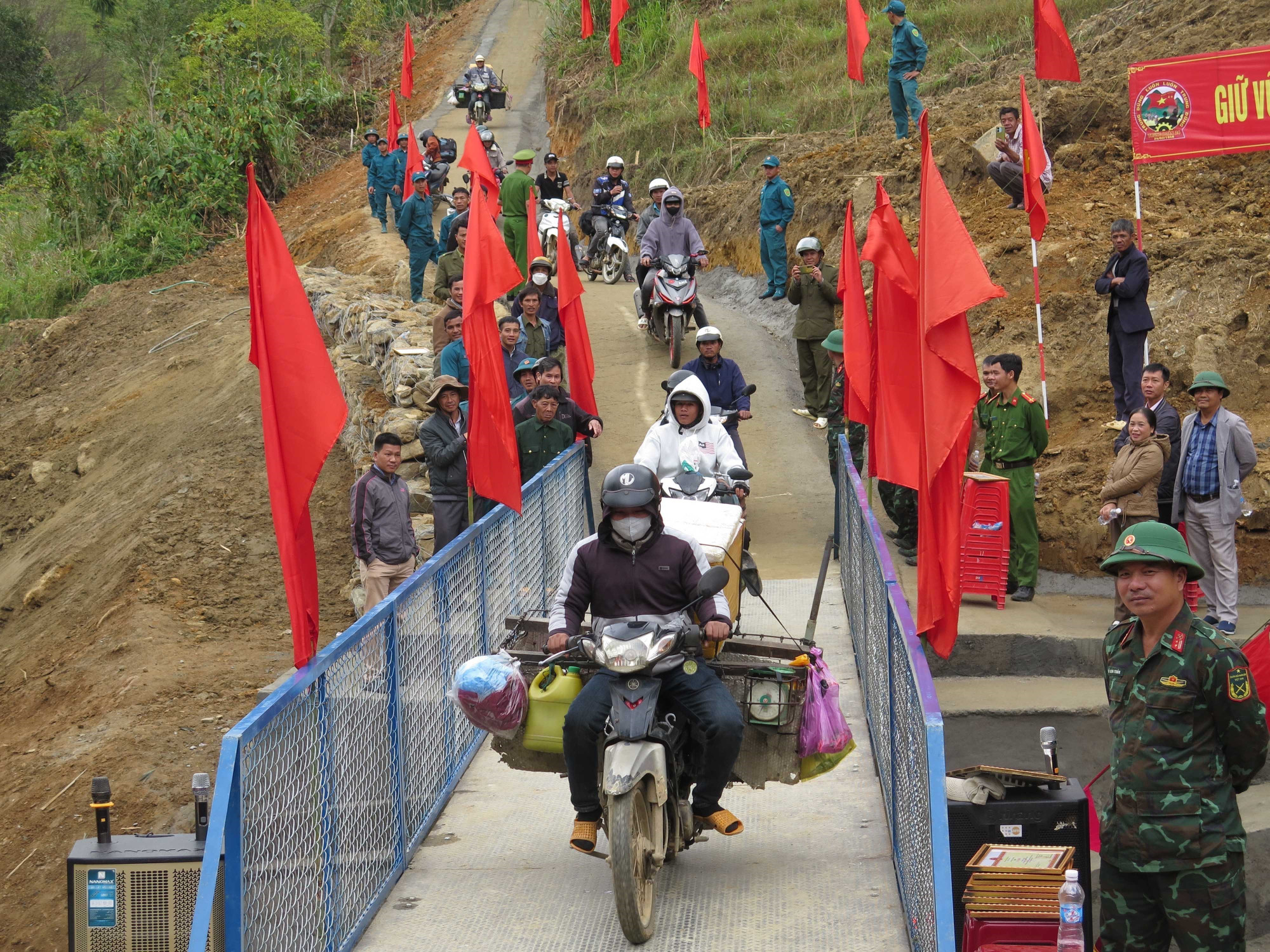 Các cán bộ và nhân dân xã Ngọc Linh đi lại trên tuyến đường Quân - Dân.