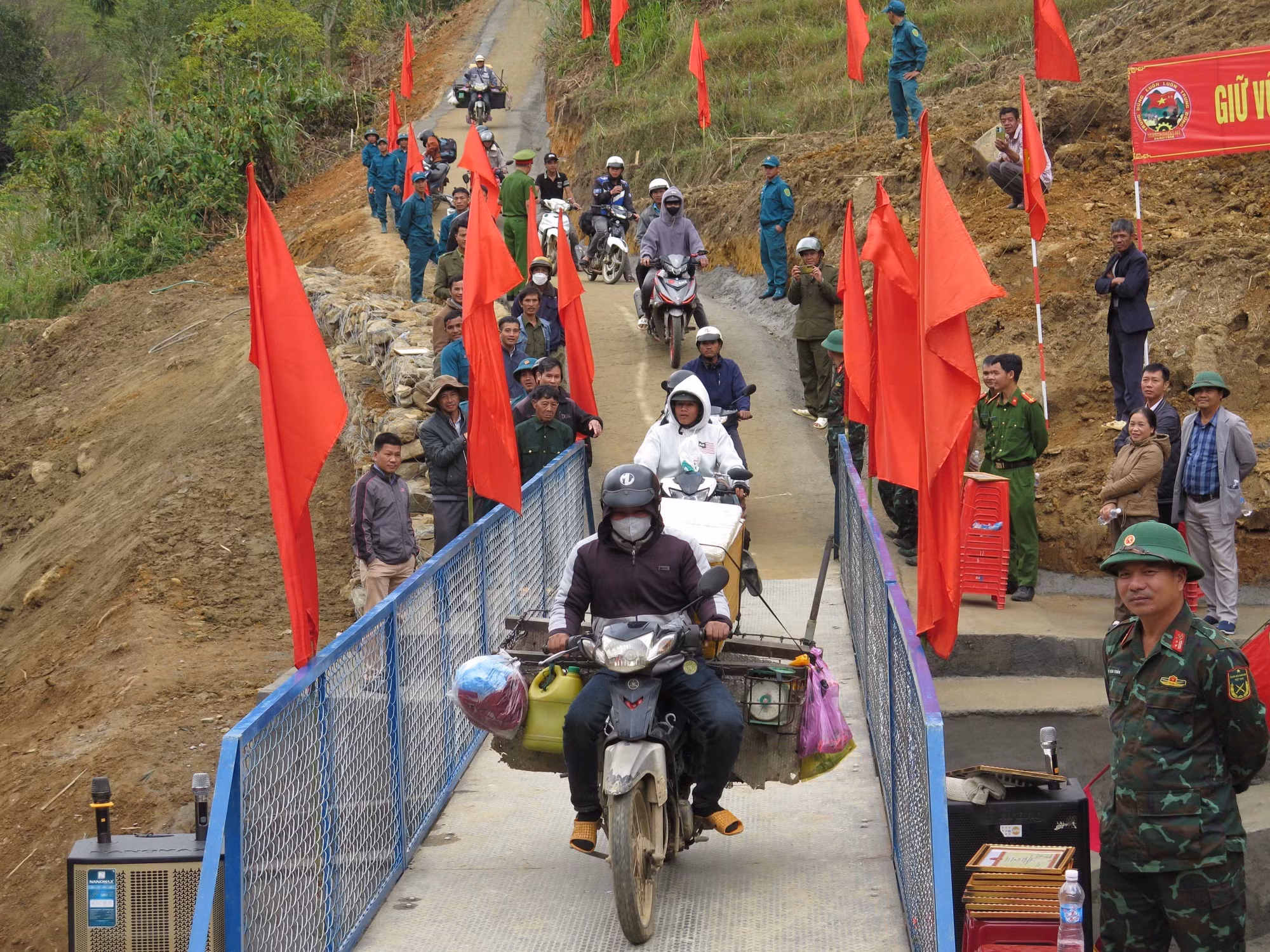 Các cán bộ và nhân dân xã Ngọc Linh đi lại trên tuyến đường Quân - Dân.