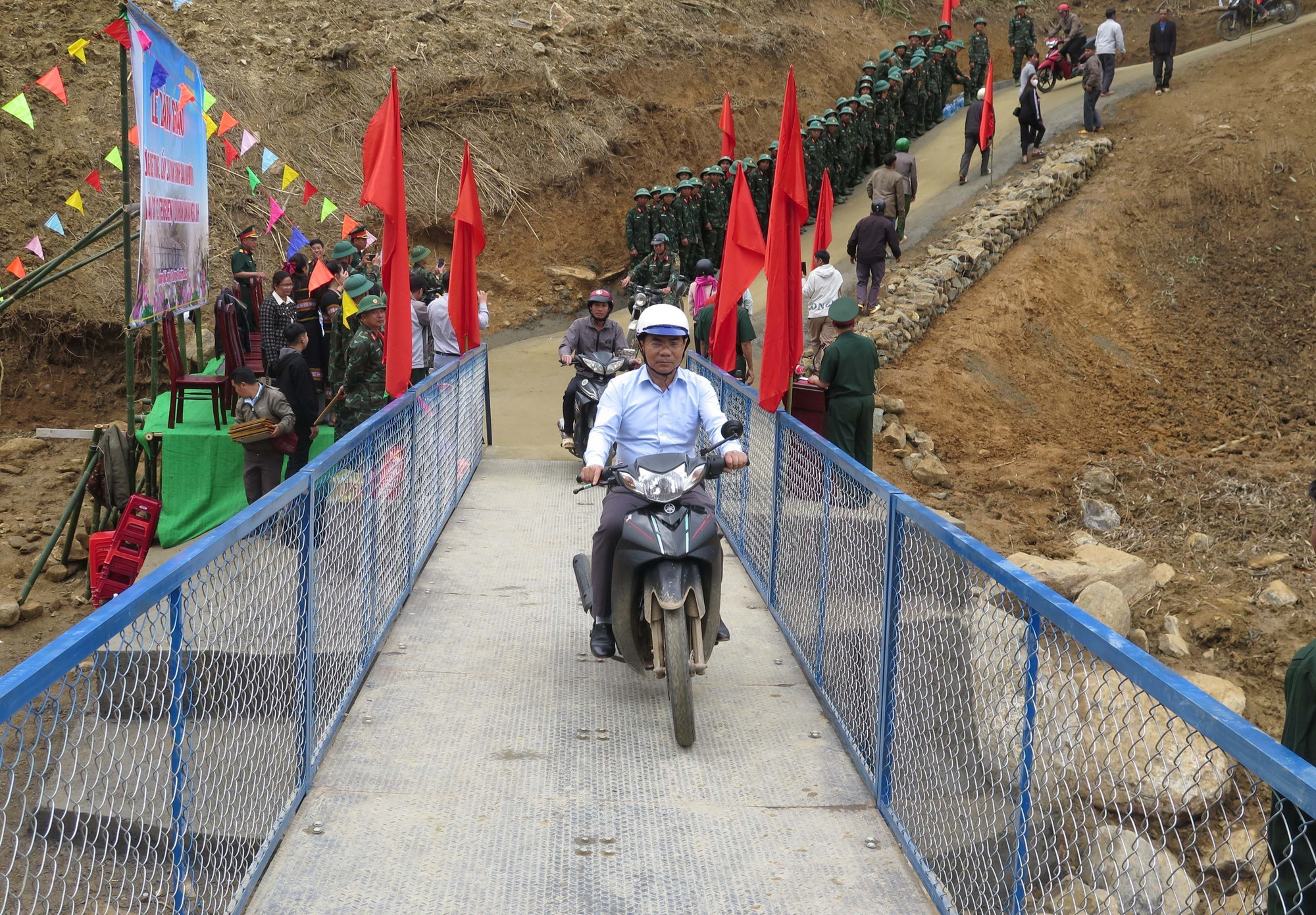 Các cán bộ và nhân dân xã Ngọc Linh đi lại trên tuyến đường Quân - Dân.