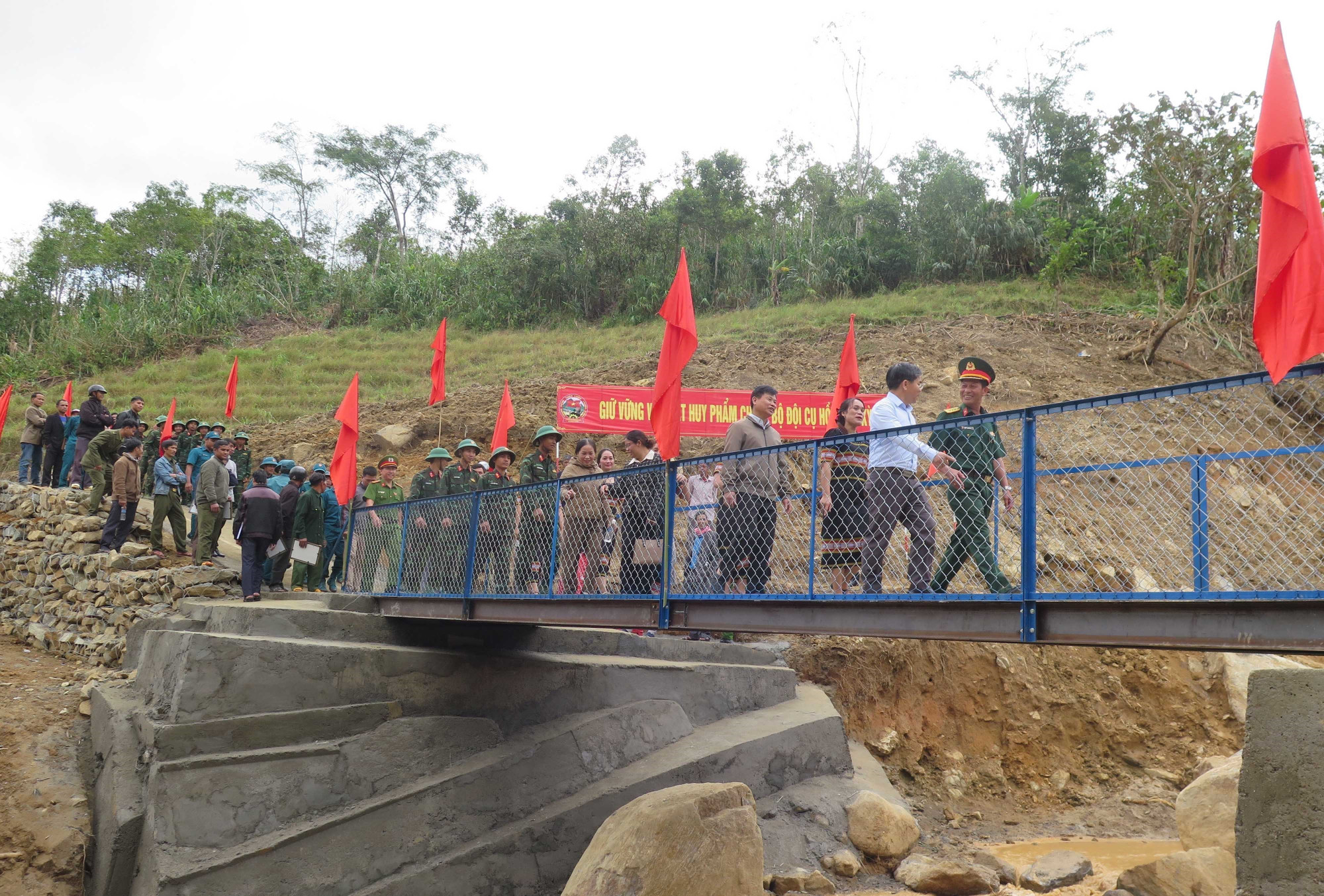 Các cán bộ, chiến sỹ và nhân dân xã Ngọc Linh đi lại trên tuyến đường Quân - Dân.