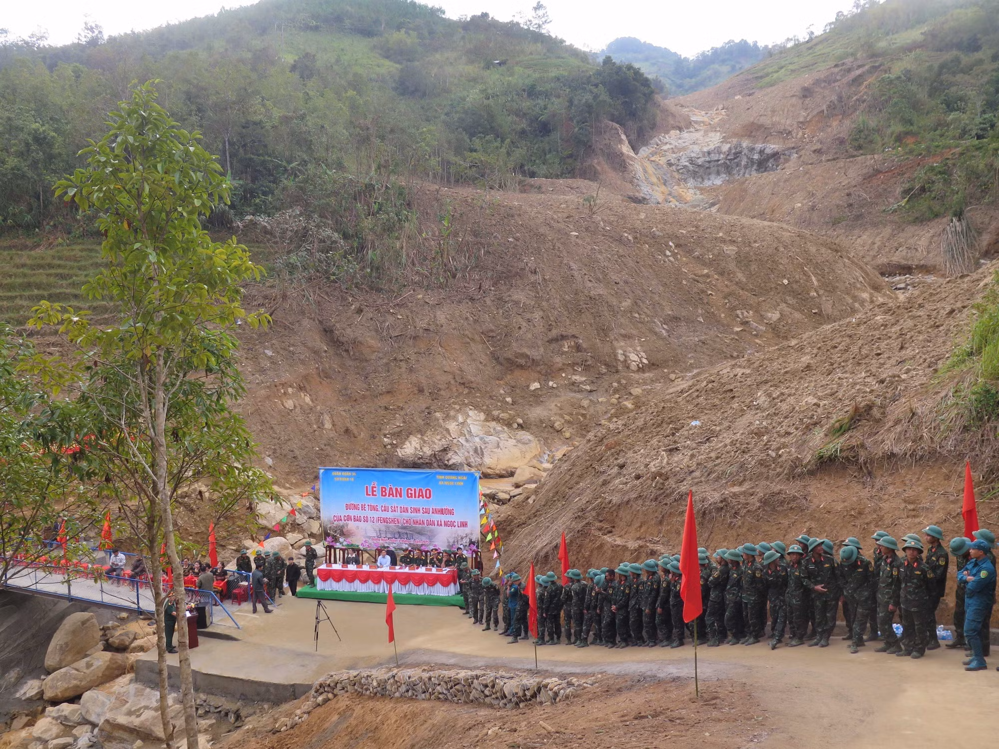 Quang cảnh lễ bàn giao.