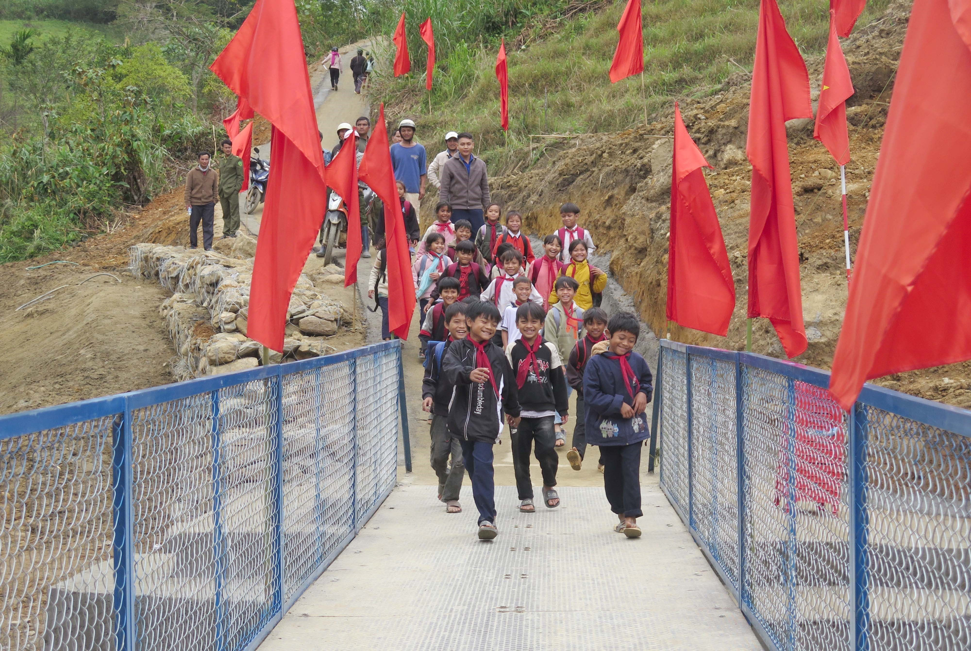 Học sinh tại 5 thôn bị cô lập qua cầu để đến trường an toàn.