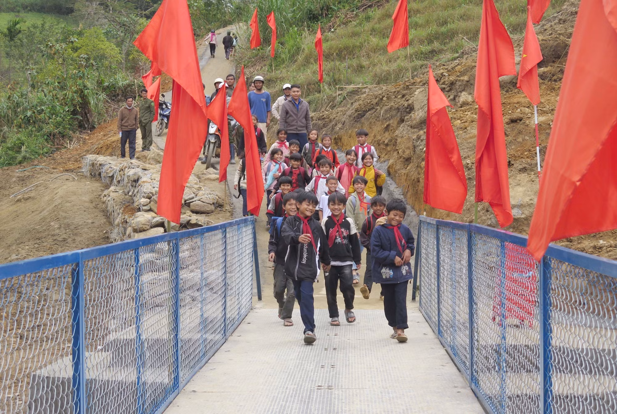 Học sinh tại 5 thôn bị cô lập qua cầu để đến trường an toàn.